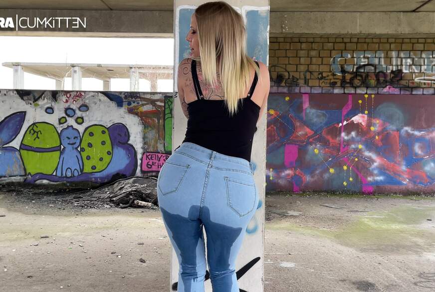 Sexy P**s in hellblaue Bubble B**t Jeans und Heels von Lara-CumKitten pic4