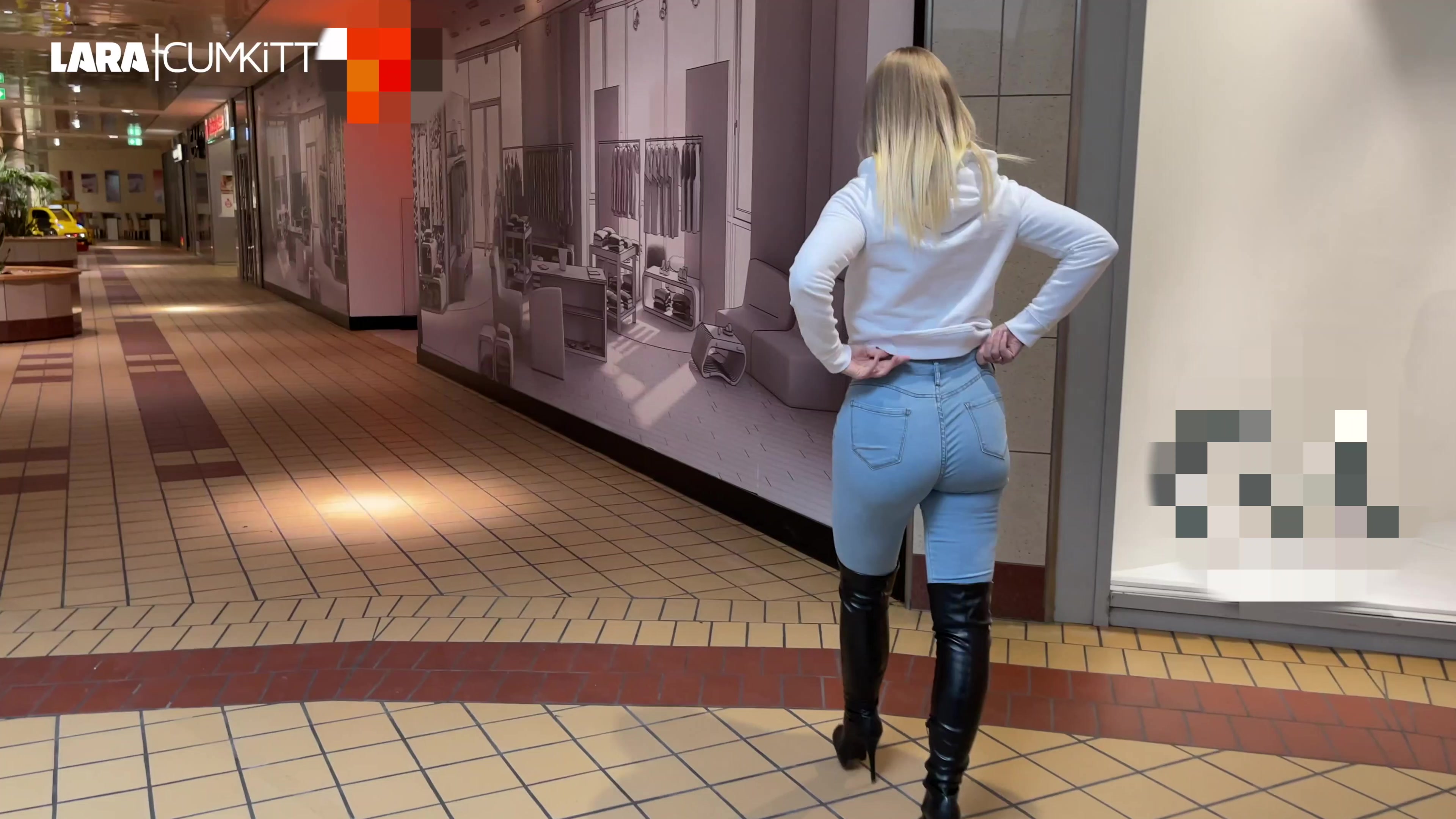 Notgeil gehe ich durchs Shopping Center. Die Blicke der Männer erregt mich wenn sie mir auf meinen prallen jeans Arsch und meine Fickstiefel starren. Ein Typ verfolgt mich und ich teasere ihn an, ziehe immer wieder meine sexy Jeans hoch und zeige ihm public meine Titten. Im Treppenhaus ziehe ich mir die Jeans runter und zeige ihm meinen blanken Arsch. Ich will ihn bei mir zu Hause haben damit er mich so richtig geil in Jeans und Stiefeln durchficken kann. Am Esstisch zeige ich ihm meine Ficklöcher und lasse mich direkt blank von ihm doggy knallen. OMG das ist soooo geil, oh jaaa ich brauche es so. Auf dem Sofa wird geil weiter gefickt und natürlich lasse ich meine Klamotten an, ziehe nur mein Sweatshirt hoch damit er auch was von meinen geilen Brüsten hat. Nach dem geilen Fick ziehe ich mir die Jeans hoch, knie mich auf den Couchtisch und lasse mir meinen prallen Bubble Butt besamen. Wow ist das ne geile heftige mega Ladung! Würdest du bei dem Anblick auch so viel spritzen?