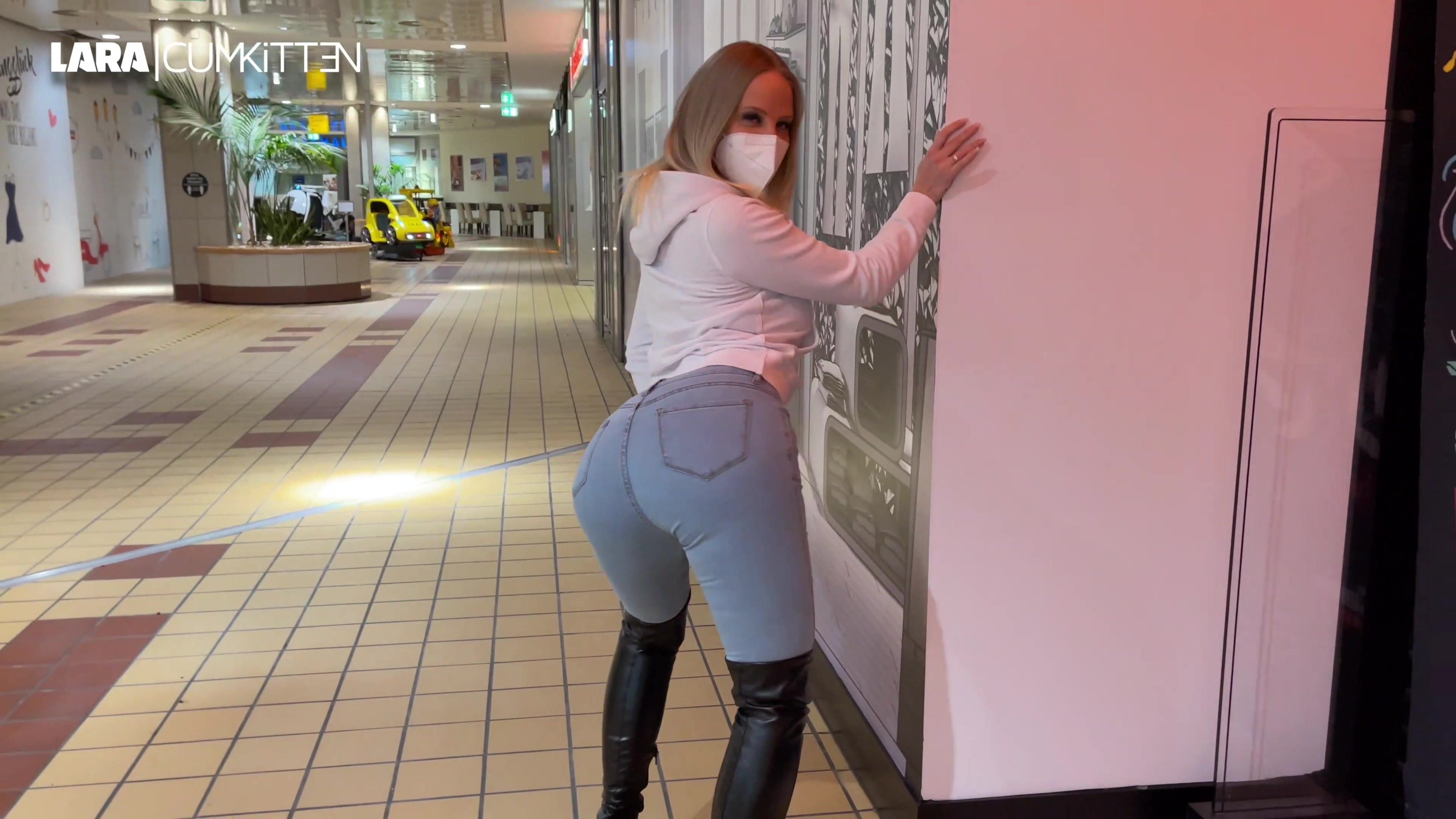 Fick mich in JEANS und STIEFELN - Mega Cumshot auf meinen JEANS BUBBLE BUTT Notgeil gehe ich durchs Shopping Center. Die Blicke der Männer erregt mich wenn sie mir auf meinen prallen jeans Arsch und meine Fickstiefel starren. Ein Typ verfolgt mich und ich teasere ihn an, ziehe immer wieder meine sexy Jeans hoch und zeige ihm public meine Titten. Im Treppenhaus ziehe ich mir die Jeans runter und zeige ihm meinen blanken Arsch. Ich will ihn bei mir zu Hause haben damit er mich so richtig geil in Jeans und Stiefeln durchficken kann. Am Esstisch zeige ich ihm meine Ficklöcher und lasse mich direkt blank von ihm doggy knallen. OMG das ist soooo geil, oh jaaa ich brauche es so. Auf dem Sofa wird geil weiter gefickt und natürlich lasse ich meine Klamotten an, ziehe nur mein Sweatshirt hoch damit er auch was von meinen geilen Brüsten hat. Nach dem geilen Fick ziehe ich mir die Jeans hoch, knie mich auf den Couchtisch und lasse mir meinen prallen Bubble Butt besamen. Wow ist das ne geile heftige mega Ladung! Würdest du bei dem Anblick auch so viel spritzen?