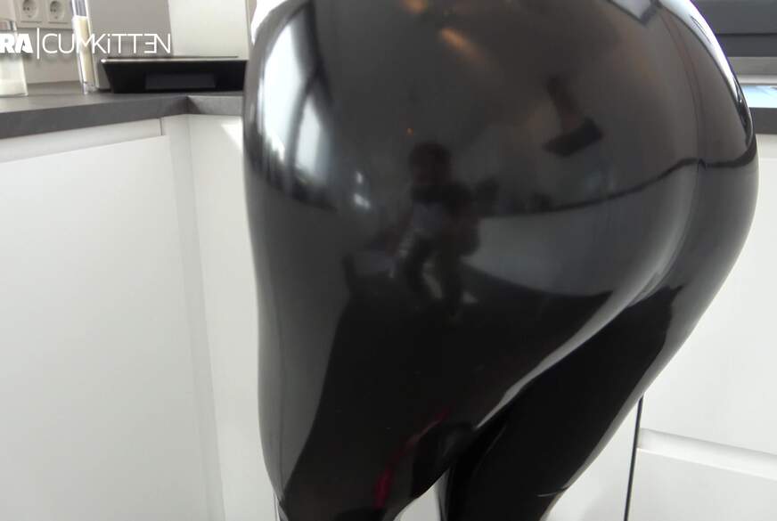 S********le LATEX BÜROs******e - D***y F**k mit XXL F****l von Lara-CumKitten pic4