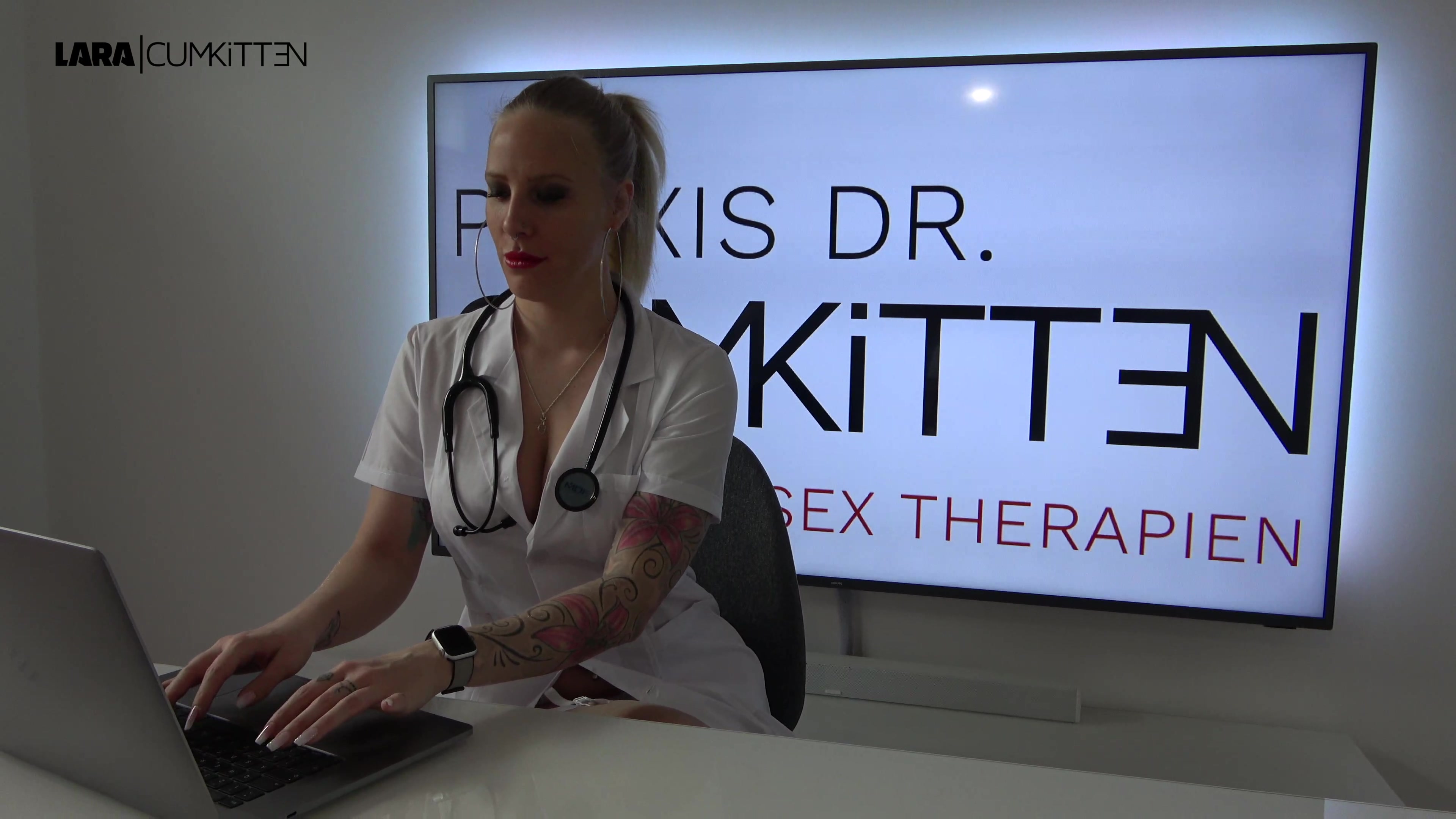 Leidest du auch unter Dauer-Geilheit? Hast du immer einen Ständer? Dann brauchst du dringend einen Termin in meiner Fick Praxis. Mit meiner individuellen Spezial Therapie gegen den Ständervirus werde ich dich so geil von deinem Druck erlösen, dass du immer wieder zu mir kommen wirst. Unter meinem Kittel trage ich heute weiße Dessous, Strapse und hautfarbene Nylons. Dazu knallroten Lippenstift, knallrote Lack Pumps und XXL Creolen. Vertraue deiner jungen Ärztin und lass dich einfach fallen, denn jetzt fange ich an deinen pulsierenden Schwanz zu untersuchen, natürlich darf dabei ein Handjob mit Latexhandschuhen nicht fehlen. Mein Patient wird immer geiler als ich ihm seinen Schwanz blase. Ich öffne meinen Kittel und drücke seinen Kopf zwischen meine prallen Arschbacken. Danach leckt er mir geil die nasse Pussy. Jetzt bin auch ich so geil, dass die Fick Therapie beginnen kann. Er nagelt mich doggy auf dem Schreibtisch und legt mich danach flach. Plötzlich kommt es heftig aus ihm 