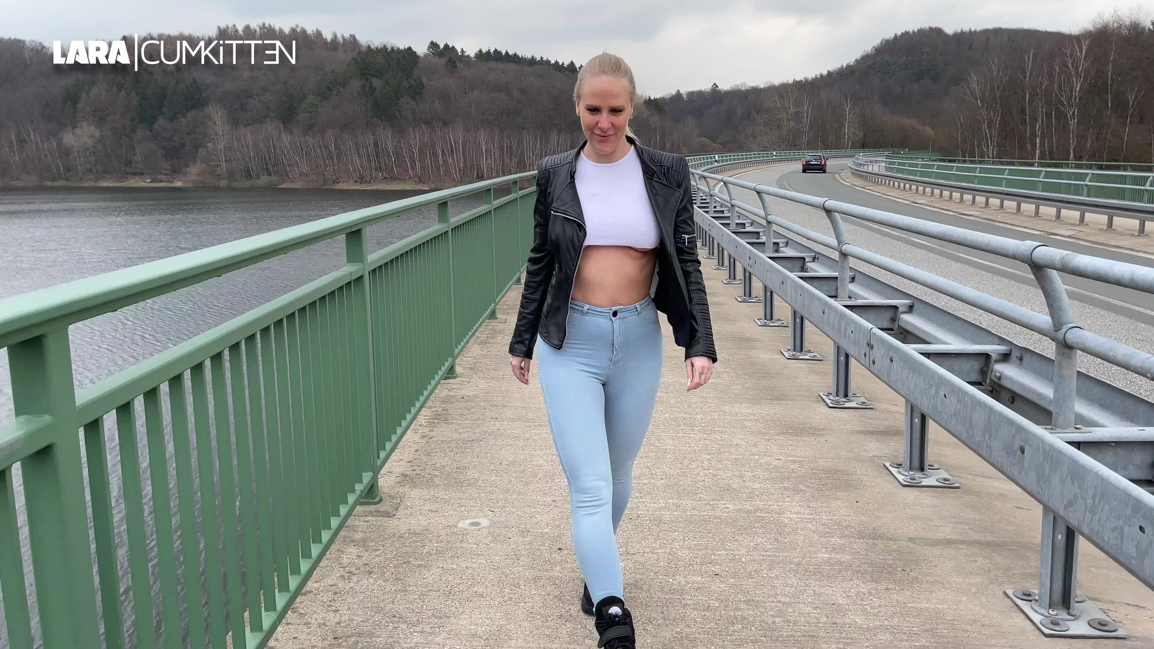 Stehst du auf zeigefreudige Jeans Schlampen mit Lederjacke die öffentlich an der Straße ihre Titten auspacken und ihre helle Jeans komplett vollpissen? Die Autos fahren an mir vorbei währen dich meine Brüste öffentlich zeige und dann piss ich mir voll in meine geile neue Jeans. Wow es läuft bis in die Buffalos, alles klatsch nass. Das animiert den Typen so sehr, dass er die Chance nutzt um mir auf meinen prallen Jeans Arsch zu pissen. OMG so durchnässt war ich noch nie! Und plötzlich muss ich noch ein bisschen Pipi, die letzten Tropfen wollen eben auch aus der Blase. Wieder alles in die Schuhe. Echt krass. Was die Leute gedacht haben, die vorbei gefahren sind...?