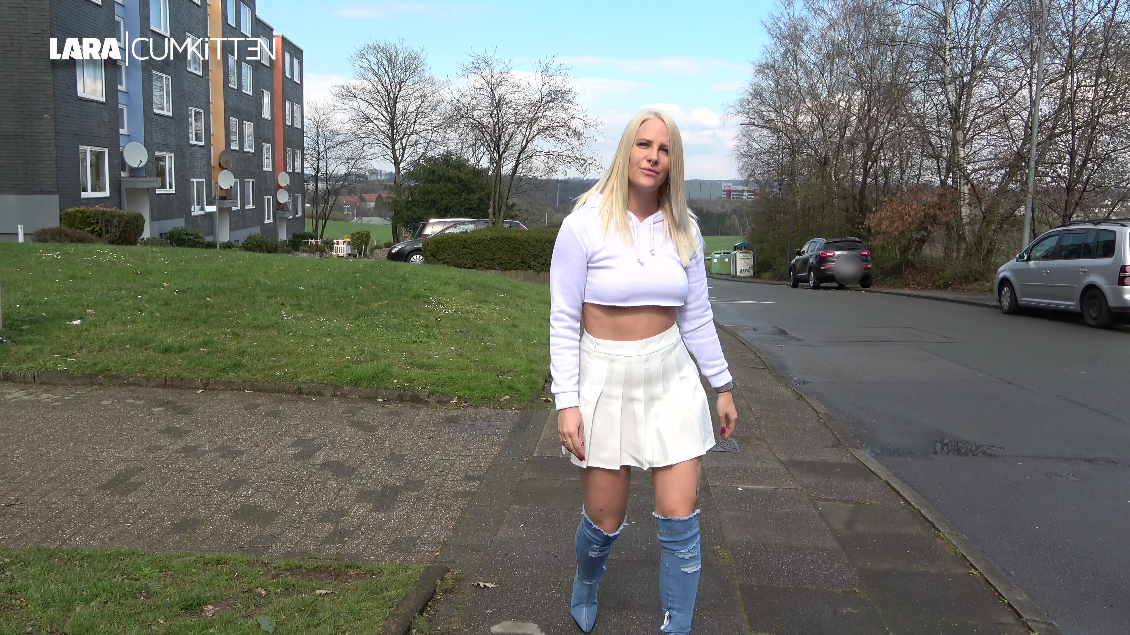 PUBLIC PISS im Wohngebiet - Voll auf die JEANS STIEFEL gepisst Auf Streifzug im sexy knappen Outfit zwischen den Häusern und Autos mitten im Wohngebiet. Autos fahren vorbei, die Leute bremsen und drehen sich nach mir um. Kein Wunder bei diesen heißen Stiefeln aus Jeans Stoff. Dazu dieses knappe weiße Röckchen und das bauchfreie weiße Top... Schamlos und frech ziehe ich einfach den Rock hoch - unter dem ich kein Höschen trage - und pisse einfach los. Einfach geil wie das da raus sprudelt. Alles läuft die Beine runter und auf meine Stiefel. Schau mal wie sich der Jeans Stoff auf den Stiefeln dunkel färbt... Echt richtig sexy oder?