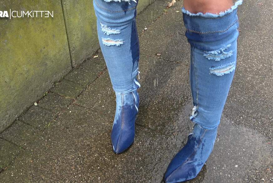 PUBLIC P**s im Wohngebiet - Voll auf die JEANS STIEFEL g*****t von Lara-CumKitten pic3