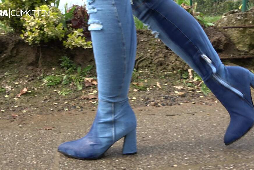 PUBLIC P**s im Wohngebiet - Voll auf die JEANS STIEFEL g*****t von Lara-CumKitten pic4