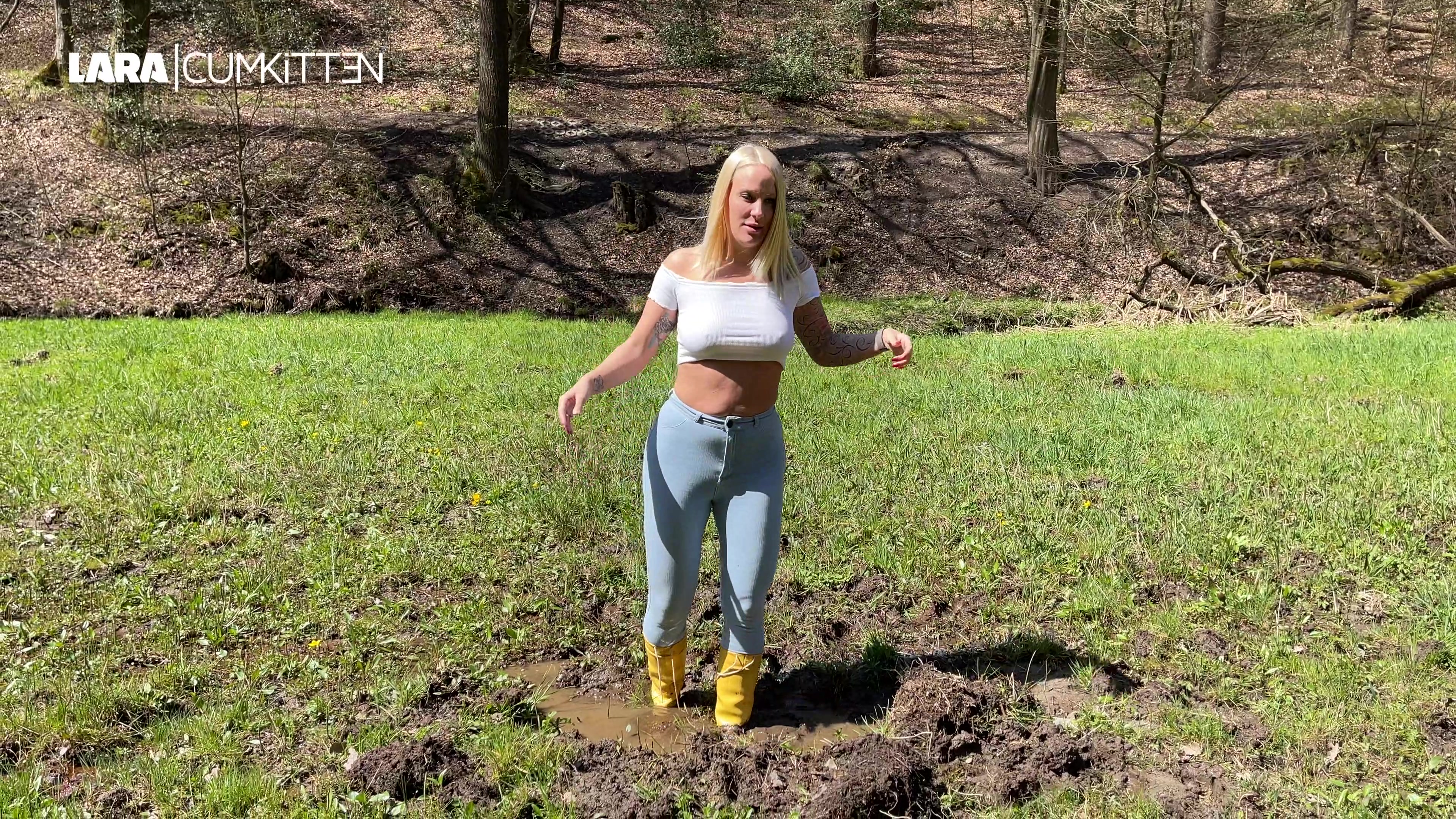 An so einem geilen Frühlingstag bin ich mal wieder mit meinen Gummistiefeln und in enger heller Jeans spazieren. Alles in diesem Video ist nicht gespielt sondern absolut echt und authentisch. Auf einer nassen Wiese sinke ich mit den Romikas im Matsch ein und kann mich nur schwer aus meiner hilflosen Situation befreien. Als ich an einer anderen Stelle ins Wasser gehe, pisse ich mir vor Geilheit in die Jeans. Immer wieder ziehe ich mein Top hoch und ziehe meinen Arsch blank. Gefällt dir die geile Show? Ich komme an einen Bach und zeige meinen vollgepissten Jeans Arsch und meine Titten. Mir macht das so Spaß im Wasser rumzuspringen bis es spritzt. Schließlich bin ich ganz nass und ich glaube der Mann in dem vorbeifahrenden Auto wird mich jetzt ansprechen ob ich mit ihm spazieren gehe. Willst du auch mit mir in die Natur?