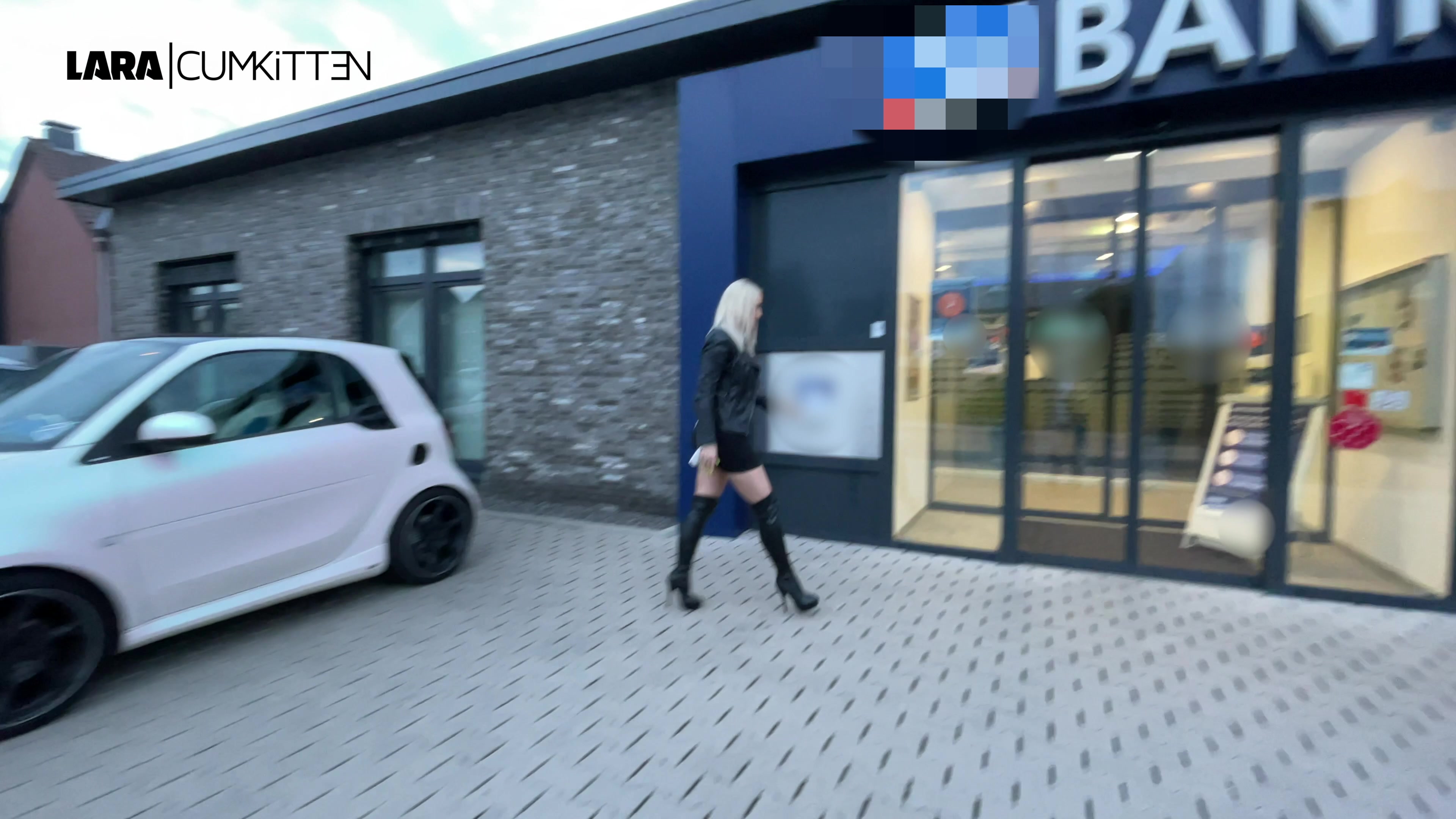 Was für ein krasser Drive-In-Piss: Ich bin gerade mit dem Auto unterwegs und muss dringend pissen. Klar könnte ich einfach an den Rand fahren und ins Gebüsch gehen - ich hab aber keine Lust mir ne Zecke zu holen, ausserdem liebe ich den Nervenkitzel. Also halte ich bei der nächsten Bank an, stolziere in meinen Overknee Fickstiefeln, Minikleid ohne Slip und Lederjacke da rein, hocke mich vor die Geldautomaten und pisse einfach drauf los. Gefällt dir der Strahl und die Nahaufnahme meiner Pissfotze? Banken...... ach ja da war ja was wegen Videoaufzeichnung und so...... egal, jetzt ist es eh zu spät :) Die Bank ist überflutet, alles wurde Videoüberwacht, ich setz mich wieder in mein Auto und fahre einfach weiter. Findest du das frech? Glaubst du das bleibt unbestraft?