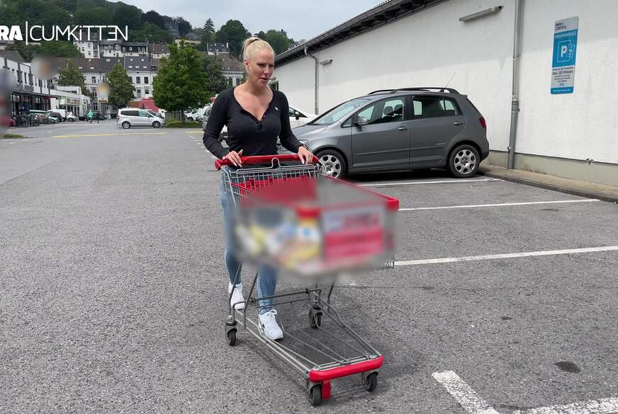 Dreist in der Öffentlichkeit - PUBLIC P**s vor dem Supermarkt von Lara-CumKitten pic1