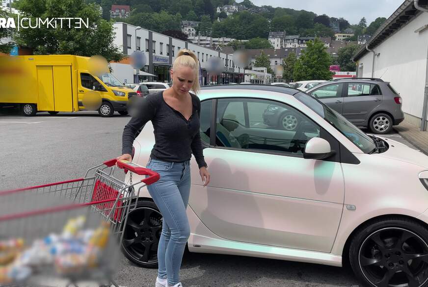 Dreist in der Öffentlichkeit - PUBLIC P**s vor dem Supermarkt von Lara-CumKitten pic2