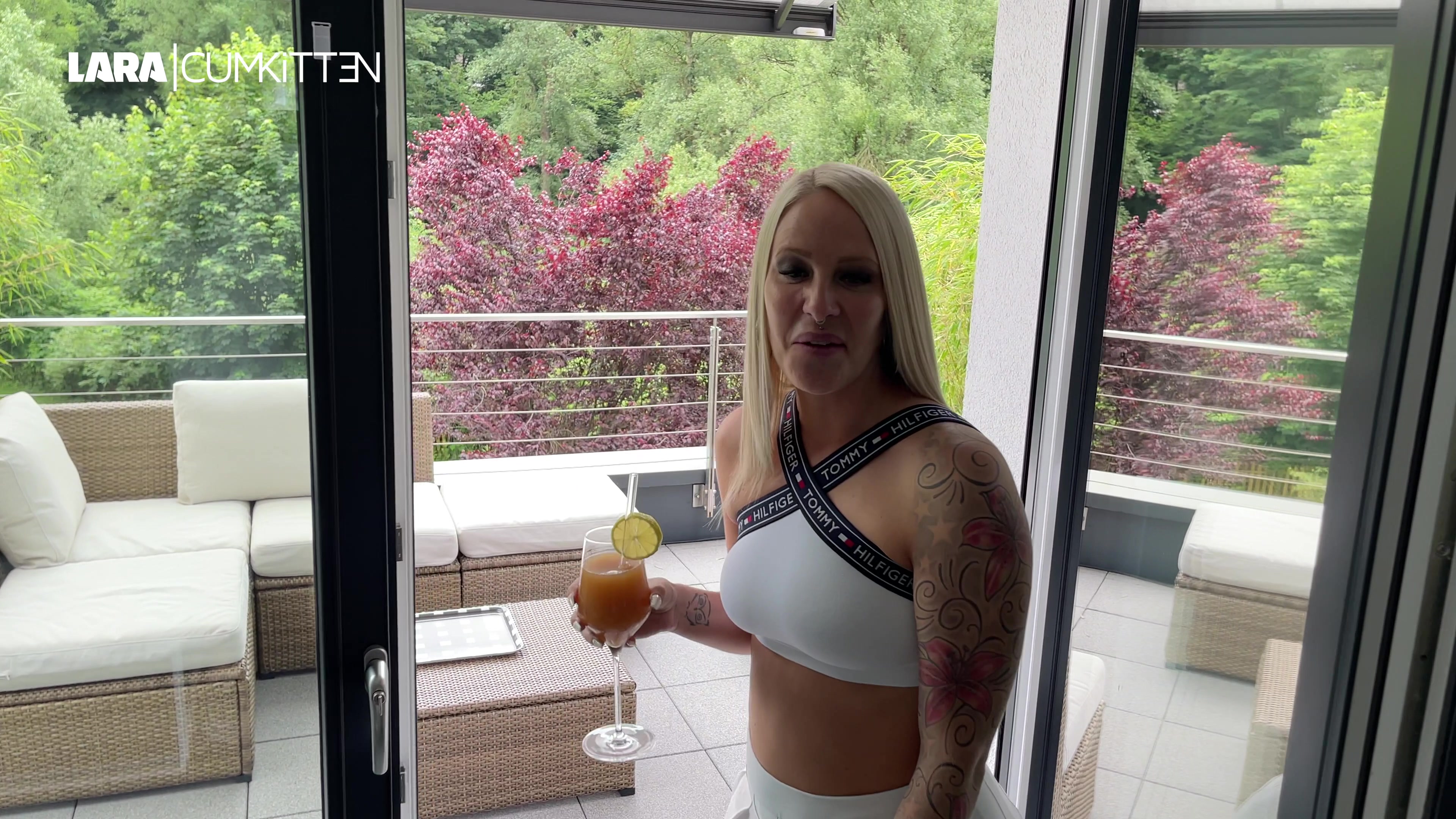 Er ist der Erste auf meiner Cocktail-Party. Noch sind wir ganz allein. Ich frage ihn ob er auch gern einen Cocktail mit mir trinken mag... oder will er lieber etwas ganz anderes...? Ich sehe es genau, er ist scharf darauf mich pissen zu sehen. Ich knie mich doggy auf die Couch, ziehe mein Röckchen hoch unter dem ich kein Höschen, sondern nur einen Plug trage und pisse einfach los. Wow, das sieht geil aus. Er geht ganz nah ran. Siehst du wie geil der Natursekt aus meiner Spalte fließt? Würdest du das auch einem klassischen Cocktail vorziehen und dich lieber darunter legen um den köstlichen Natursekt zu genießen?