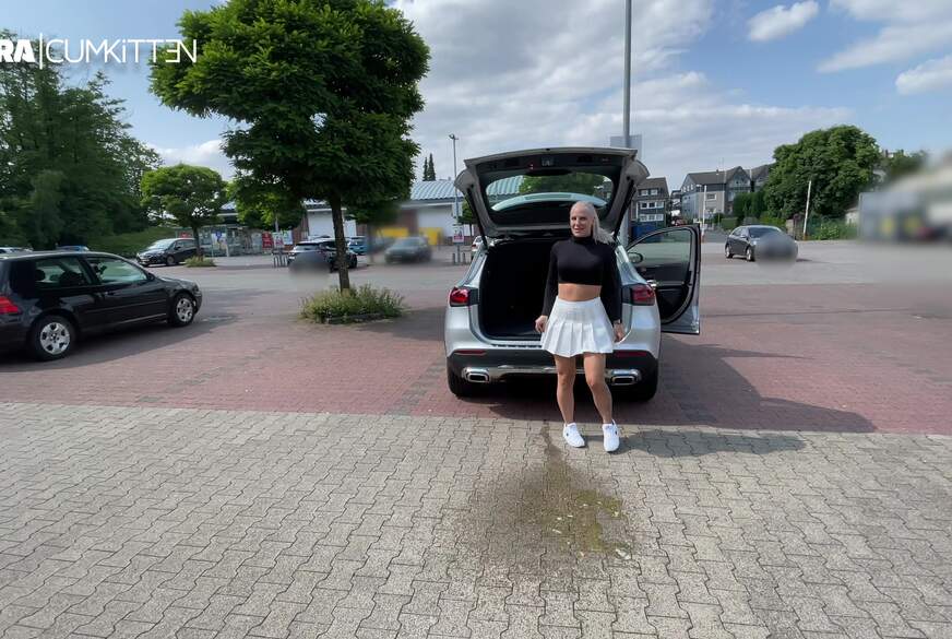 PUBLIC Natursekt Shopping - Mitten auf den Supermarkt Parkplatz g*****t von Lara-CumKitten pic4