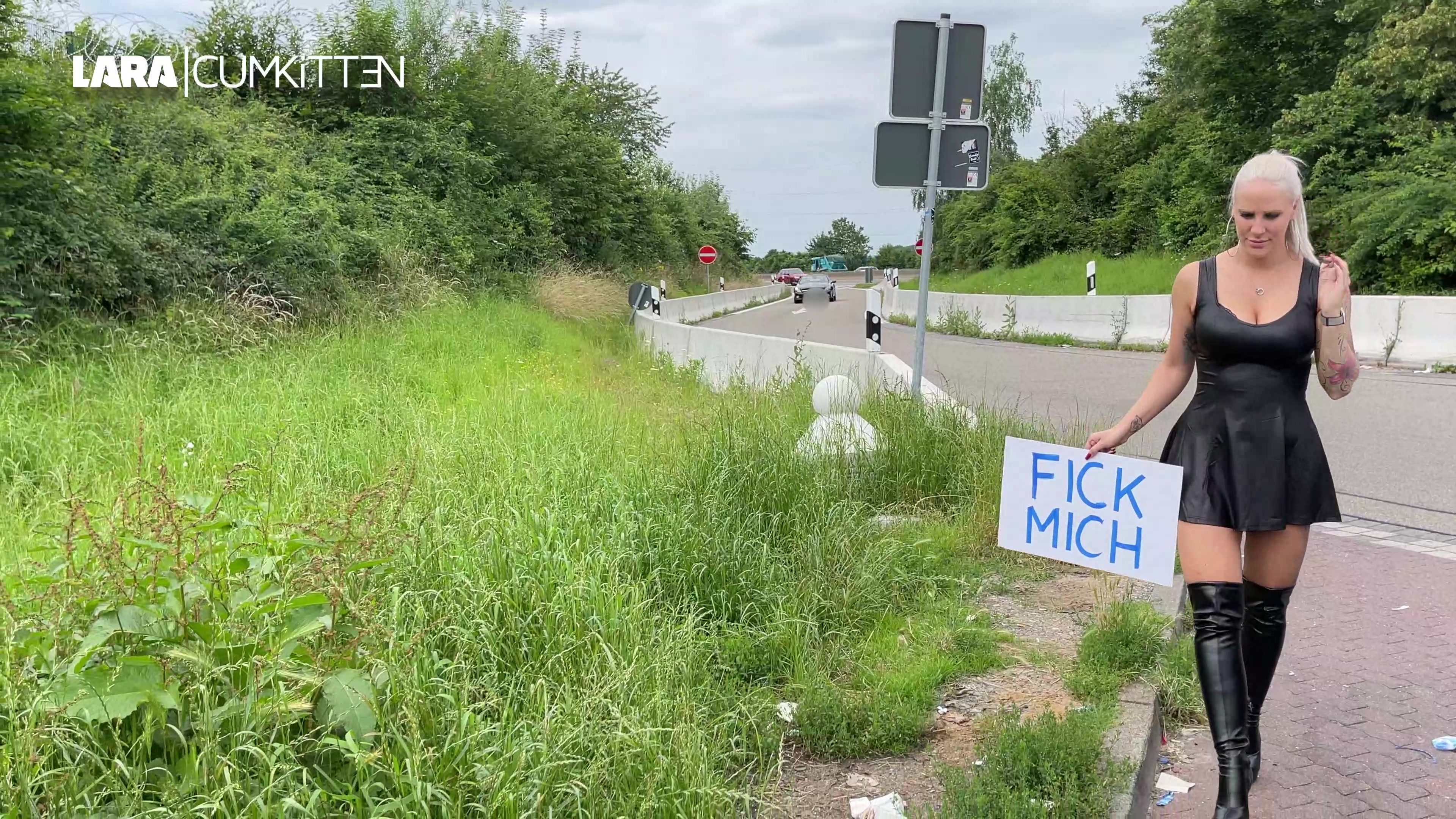 PARKPLATZ HOBBYHURE schluckt alles weg - FICK MICH in deinem Auto Kennst du diesen Parkplatz an der A46 in der Nähe von Düsseldorf? Im sexy knappen Wetlook Minikleid ohne Höschen drunter und Overknee Fickstiefeln aus Leder stehe ich da oft mit meinem \