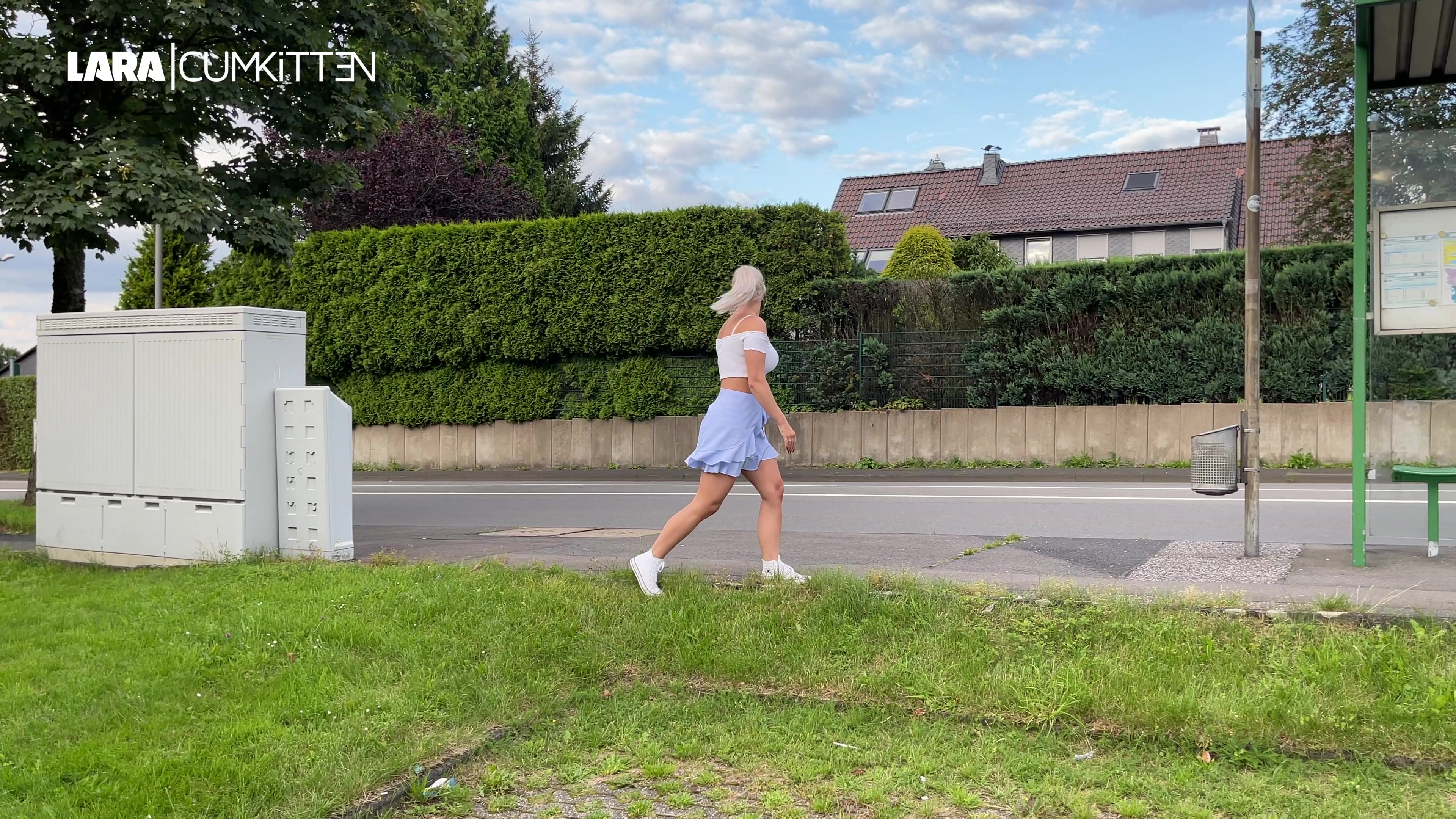OMG, so nah direkt an der Hauptstrasse. Nur 1,5 Meter trennen mich von der Straße wo die ganze Zeit Autos vorbei fahren... Ich setze mich an die Bushaltestelle, ziehe mein Röckchen hoch, spreize die Beine und pisse einfach los. Die Blicke der vorbeifahrenden Autofahrer und wie sie sich den Kopf nach mir verdehen, sind der Wahnsinn. Aus Datenschutzgründen musste ich natürlich alles Kfz Kennzeichen und Gesichter der Fahrer unkenntlich machen. Was hättest du gemacht - angehalten und meine geile Pissfotze geleckt?