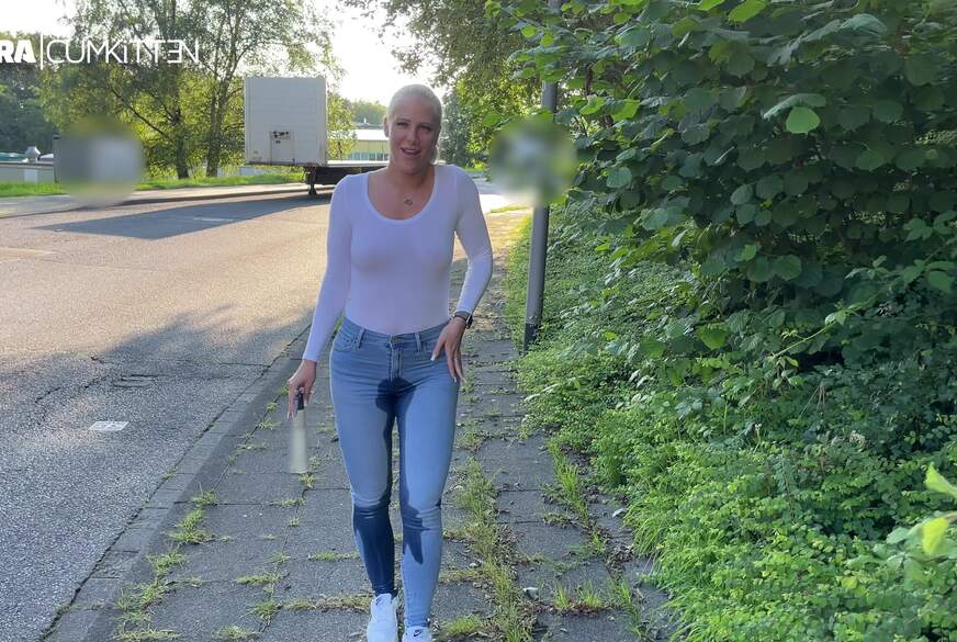 PUBLIC Jeans P**s - Ohne BH mit n**sen Titten in der Öffentlichkeit von Lara-CumKitten pic2