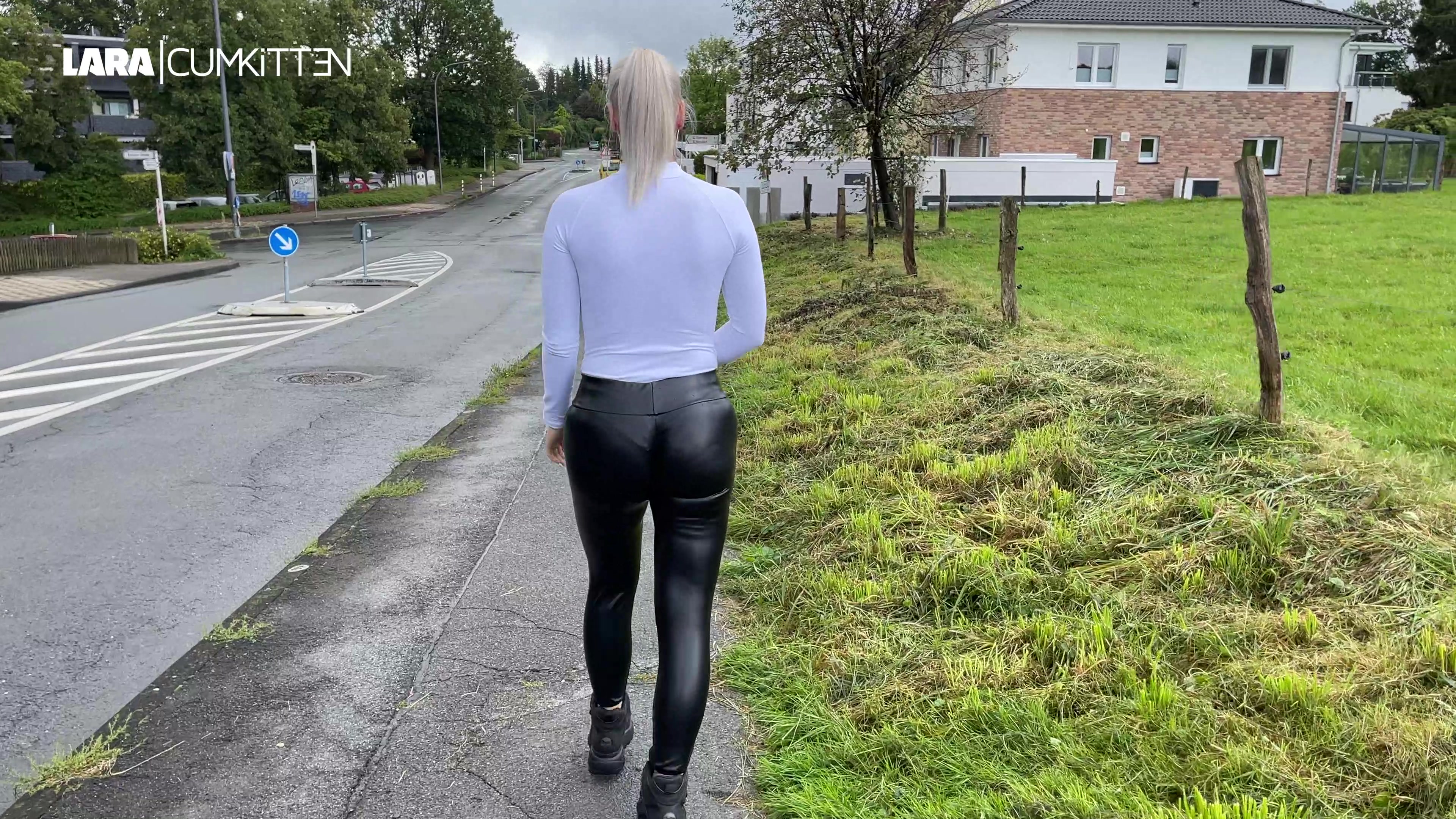 Auf dem Weg nach Hause geht die ganze Zeit so ein Kerl hinter mir her und starrt mir auf meinen glänzenden Leggings Prallarsch. So eine schlechte Anmache habe ich auch noch nicht erlebt, aber ich glaube der kann bei meinem Anblick nur noch mit dem Schwanz denken :) Bei so vielen Komplimenten nehme ich ihn noch mit zu mir hoch. Der darf mich gerne mal benutzen. Ich pose für ihn, ziehe meine enge Leggings vom Arsch und lass mich ohne Gummi und ohne Blabla einfach von ihm doggy knallen. Wow der hats echt nötig so wie er sich an mir vergeht. Mit halb herunter gelassener Leggings twerke ich geil bis er fast schon explodiert. Wie lange der wohl schon nicht mehr gefickt hat...? Scheinbar ganz schön lange. Mit Dirty-Talk bettel ich ihn an, mir auf den Arsch zu spritzen. Woooooaaaaa.... was für ein Cumshot! Echt unfassbar. Ich glaube langsam echt diese extemen Cumshots werden von meinem Leggings Arsch provoziert und herbeigeführt, meinst du nicht auch? Müsstest du mal ausprobieren oder?