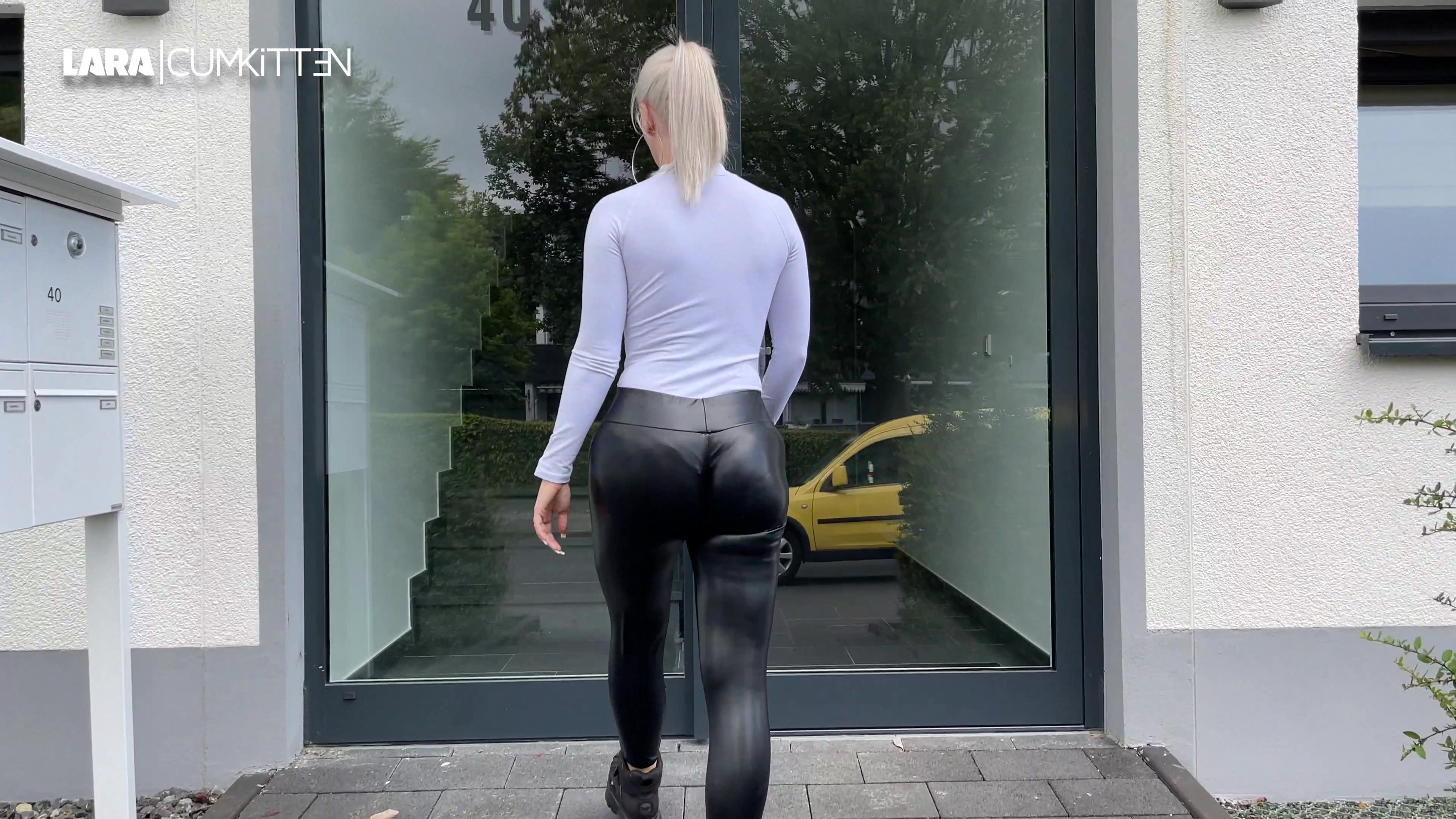 BUBBLE BUTT Leggings Fick - Wahnsinns CUMSHOT Auf dem Weg nach Hause geht die ganze Zeit so ein Kerl hinter mir her und starrt mir auf meinen glänzenden Leggings Prallarsch. So eine schlechte Anmache habe ich auch noch nicht erlebt, aber ich glaube der kann bei meinem Anblick nur noch mit dem Schwanz denken :) Bei so vielen Komplimenten nehme ich ihn noch mit zu mir hoch. Der darf mich gerne mal benutzen. Ich pose für ihn, ziehe meine enge Leggings vom Arsch und lass mich ohne Gummi und ohne Blabla einfach von ihm doggy knallen. Wow der hats echt nötig so wie er sich an mir vergeht. Mit halb herunter gelassener Leggings twerke ich geil bis er fast schon explodiert. Wie lange der wohl schon nicht mehr gefickt hat...? Scheinbar ganz schön lange. Mit Dirty-Talk bettel ich ihn an, mir auf den Arsch zu spritzen. Woooooaaaaa.... was für ein Cumshot! Echt unfassbar. Ich glaube langsam echt diese extemen Cumshots werden von meinem Leggings Arsch provoziert und herbeigeführt, meinst du nicht auch? Müsstest du mal ausprobieren oder?