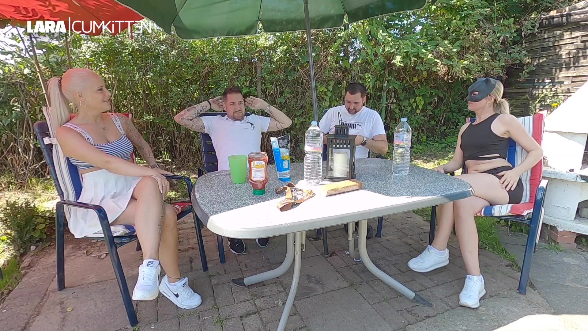 Eigentlich sollte es ein ganz entspanntes Treffen werden. Schön im Garten mit Freunden grillen und dann mache ich so etwas fieses. Mein Freund verabschiedet sich schnell, denn er muss zur Spätschicht. Er ist weg und wir sind nur noch zu dritt. Ich trage kein Höschen unterm Rock und die Sonnenstrahlen machen mich eh den ganzen Tag schon so geil, da macht sich plötzlich der Freund meiner besten Freundin an mich ran. OMG, was geht denn jetzt ab, sie kann die Finger auch nicht von mir lassen und spielt an meiner Fotze. Ich lasse einfach alles zu und wir fangen an heftig rum zu machen. Nach einem geilen Blowjob nagelt uns mein bester Kumpel einfach beide im Garten durch. Meine Titten wackeln und meine weit gespreizte Fotze zuckt vor Geilheit. Ich betrüge meinen Freund, doch ich kann nicht anders, ich brauche es einfach so sehr. Es klatscht beim doggy Fick und der Tisch wackelt als wir gefickt werden. Als ich meine Freundin heftig küsse, spritzt er uns beide in die Fresse. OMG hoffentl