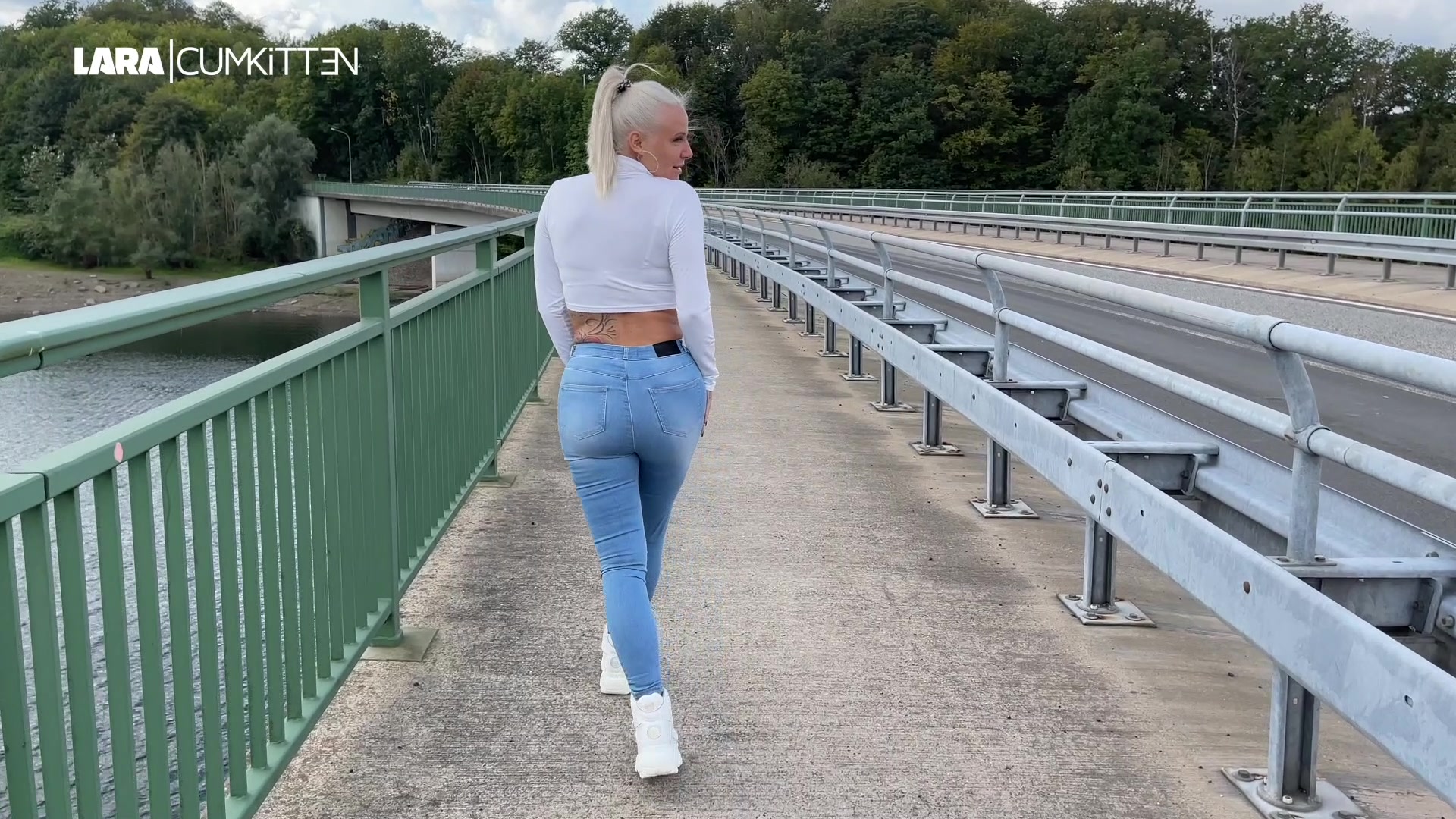 Naa, macht dich das geil wenn ich in ripped Jeans und Buffs vor dir her laufe? Ich merke wie du mich anstarrst und ich fange heftig an mit dir zu flirten. Ich pose und teasere dich an wie eine willige Fickschlampe. Deine Blicke machen mich soo geil. Ich weiss genau was du jetzt willst. Du willst dass ich mich hier in der Öffentlichkeit vor deinen Augen einpisse. Ich lasse es einfach laufen. Meine geile Jeans färbt sich dunkel und unten am Bein fließt es wie ein Bach in meine Buffis rein. Naa, hast du schon einen Steifen? Lust auf einen geilen sexy Pisswalk? Ich gehe vollgepisst vor dir her und zeige dir direkt an der Straße meine Titten... Und jetzt verrätst du mir im Videokommentar wie es für dich weiter gehen würde, okay?