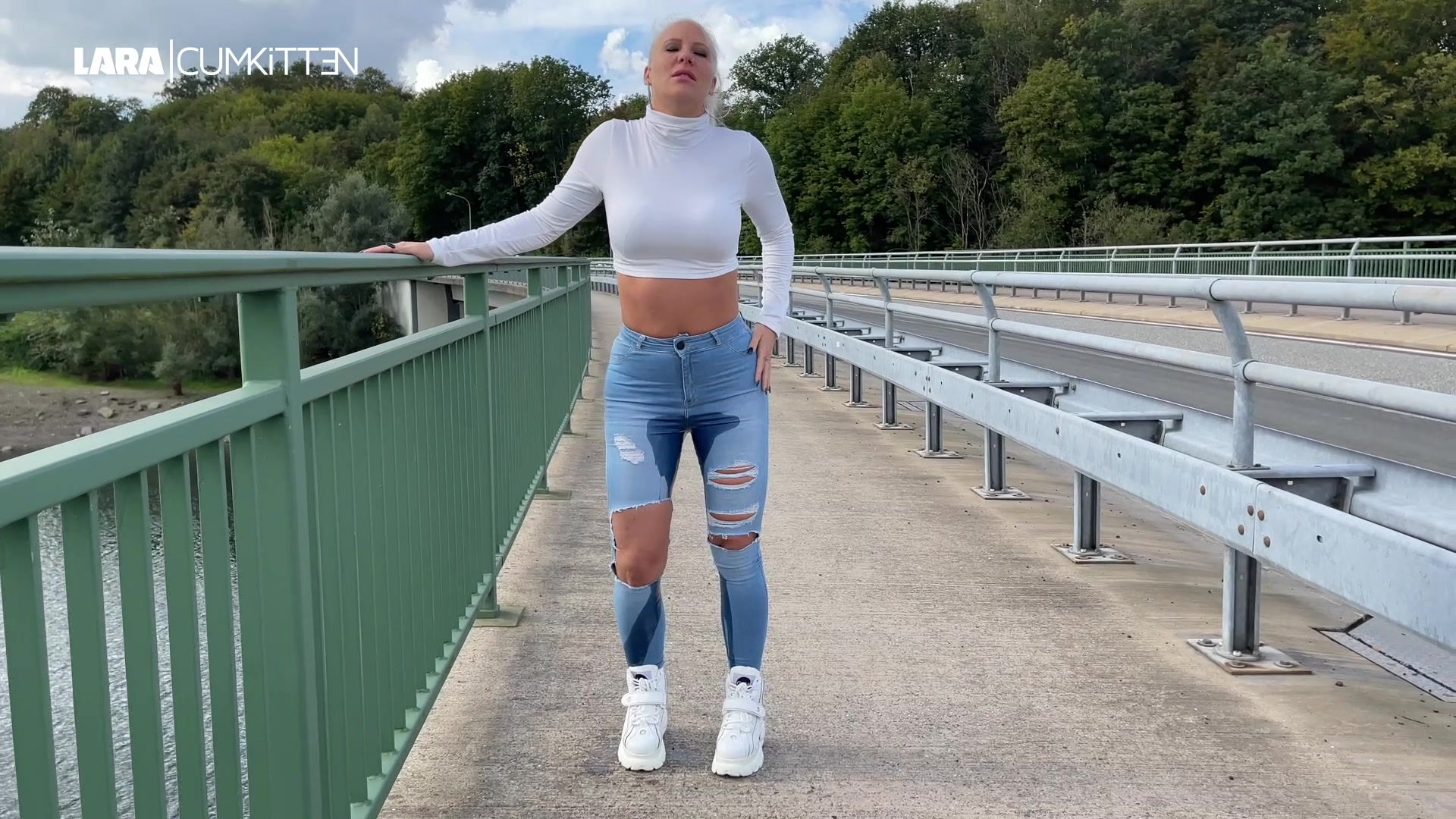 Public JEANS PISS Walk - NS Flut bis in die Schuhe Naa, macht dich das geil wenn ich in ripped Jeans und Buffs vor dir her laufe? Ich merke wie du mich anstarrst und ich fange heftig an mit dir zu flirten. Ich pose und teasere dich an wie eine willige Fickschlampe. Deine Blicke machen mich soo geil. Ich weiss genau was du jetzt willst. Du willst dass ich mich hier in der Öffentlichkeit vor deinen Augen einpisse. Ich lasse es einfach laufen. Meine geile Jeans färbt sich dunkel und unten am Bein fließt es wie ein Bach in meine Buffis rein. Naa, hast du schon einen Steifen? Lust auf einen geilen sexy Pisswalk? Ich gehe vollgepisst vor dir her und zeige dir direkt an der Straße meine Titten... Und jetzt verrätst du mir im Videokommentar wie es für dich weiter gehen würde, okay?