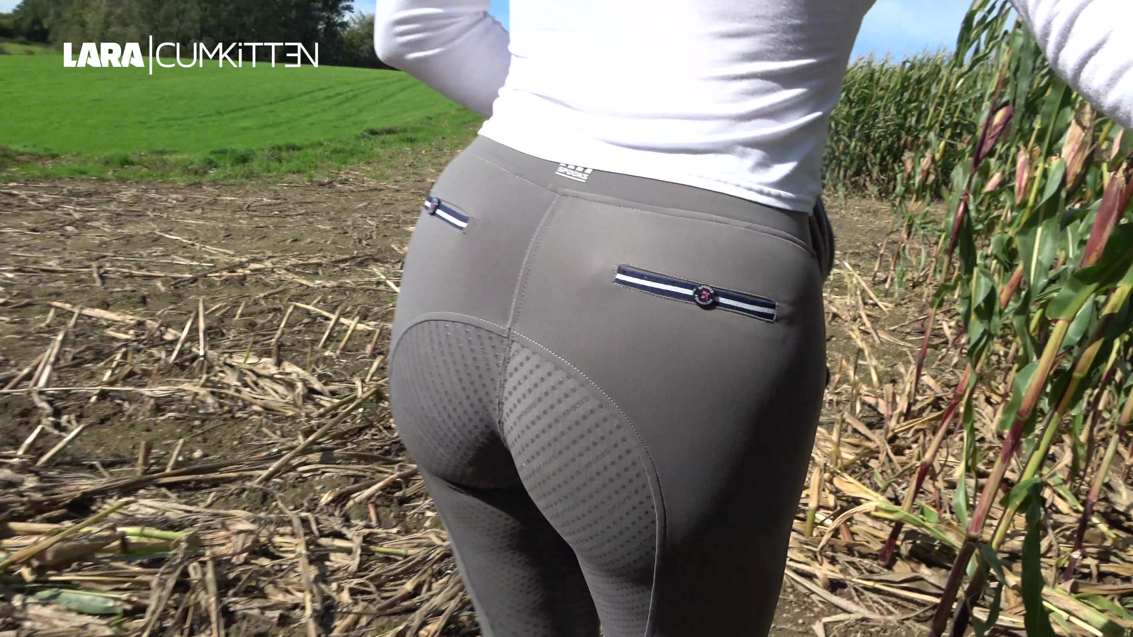 Ich komme gerade aus dem Stall, aber ich bin so dauergeil, dass ich ich mir einen ruhigen Platz auf einer Wiese suche und in Reitleggings und Reitstiefeln Spaß mit meinem riesigen Dildo haben will. Ich habe meine geile Brille auf und lecke ihn sexy mit meinem Zahnspangen Maul. Ich bin schon total erregt und will richtig loslegen, da knackt es im Gebüsch und ein wichsender Spanner kommt direkt zu mir. OMG, der hat mich die ganze Zeit beobachtet, aber ein echter Schwanz ist sogar noch geiler als ein Sex Toy. Er kennt mich und weiss, dass ich die Dorfschlampe bin und es mit jedem mache, also reden wir nicht viel und ich blase sofort seinen geilen Fickprügel. Mein praller Reit Leggings Bubble Butt macht ihn total scharf und ich pose sexy für ihn. Dann ziehe ich mir die Leggings runter und er knallt mich doggy weg. Es gibt nichts Geileres als einfach draussen auf einer Wiese von irgendeinem Fremden als Fickstück benutzt zu werden. Er knallt mich so geil weg und ich bitte ihn, dass er m