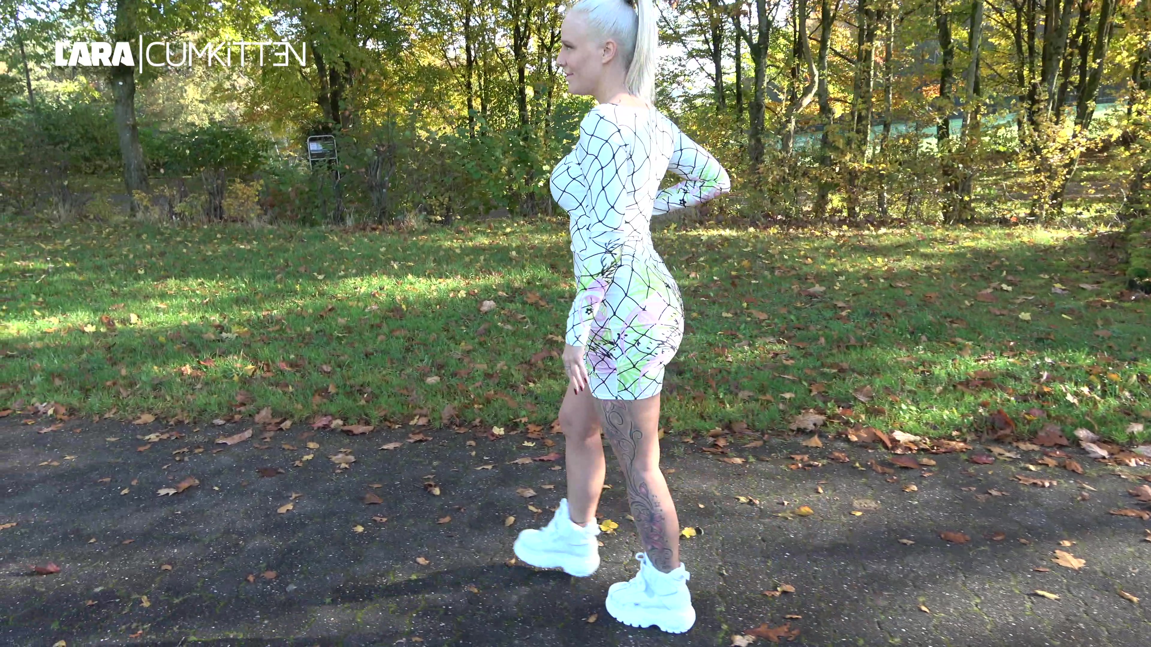 Naa, stehst du auf Girls in weißen Boots? Siet doch sexy aus oder? Das Geilste Gefühl ist aber, wenn ich sie komplett flute. Ich ziehe sie aus und pisse voll in beide Schuhe rein. OMG höst du das geile Geräusch beim Pissen im Schuh? Danach ziehe ich sie wieder an und gehe damit rum. Wow siehst du den Schwall Natursekt, der heraus strömt als ich mit den Füßen rein gehe...? Jetzt saugen sich meine Söckchen richtig schon voll und als ich  wieder ausiehe, kann ich die Söckchen richtig auswringen. Das erregt mich so sehr dass ich mein Minikleid hochziehe und dir meinen prallen Arsch zeige. Jetzt habe ich aber noch Lust mit meinen nackten Füßchen in die Piss  zu steigen. Mmmmmmmhhhh füht sich das geil an Gefallen dir solche Fetisch Spielchen...?