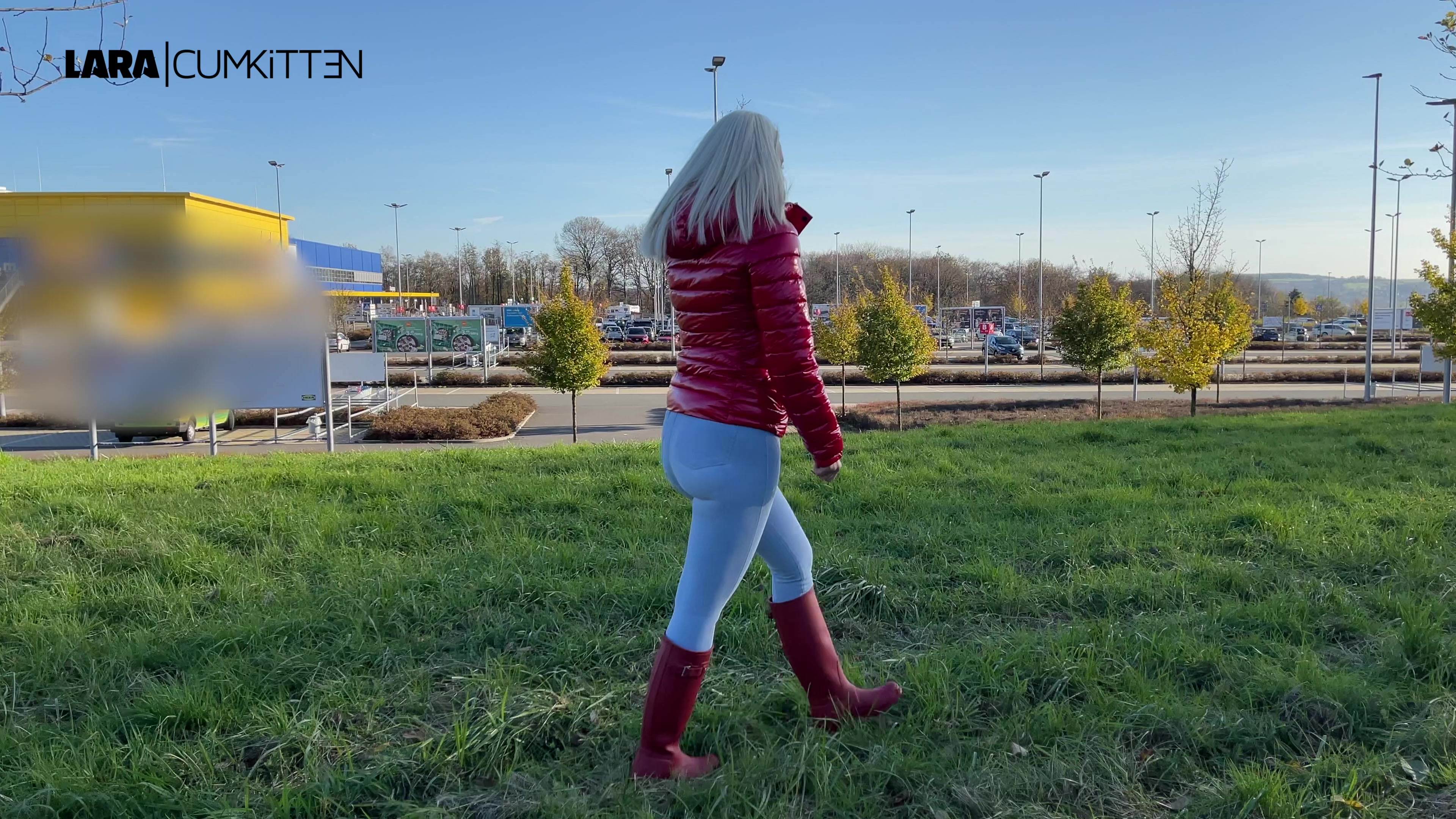 Ich trage eine rote glänzende Daunenjacke, eine enge hellblaue Jeans und rote Gummistiefel. Nach dem Einkauf muss ich dringend pissen, öffne meine sexy glänzende Daunenjacke unter der ich komplett blank bin und lass einfach laufen. DIe Jeans verfärbt sich sofort dunkler und der Natursekt plätschert bis in de Gummistiefel. Auch von aussen sind die Gummis ganz nass von meiner Pipi. Was für ein geiles befreiendes Gefühl. Ich hoffe dir gfällt was du da sieht ;)