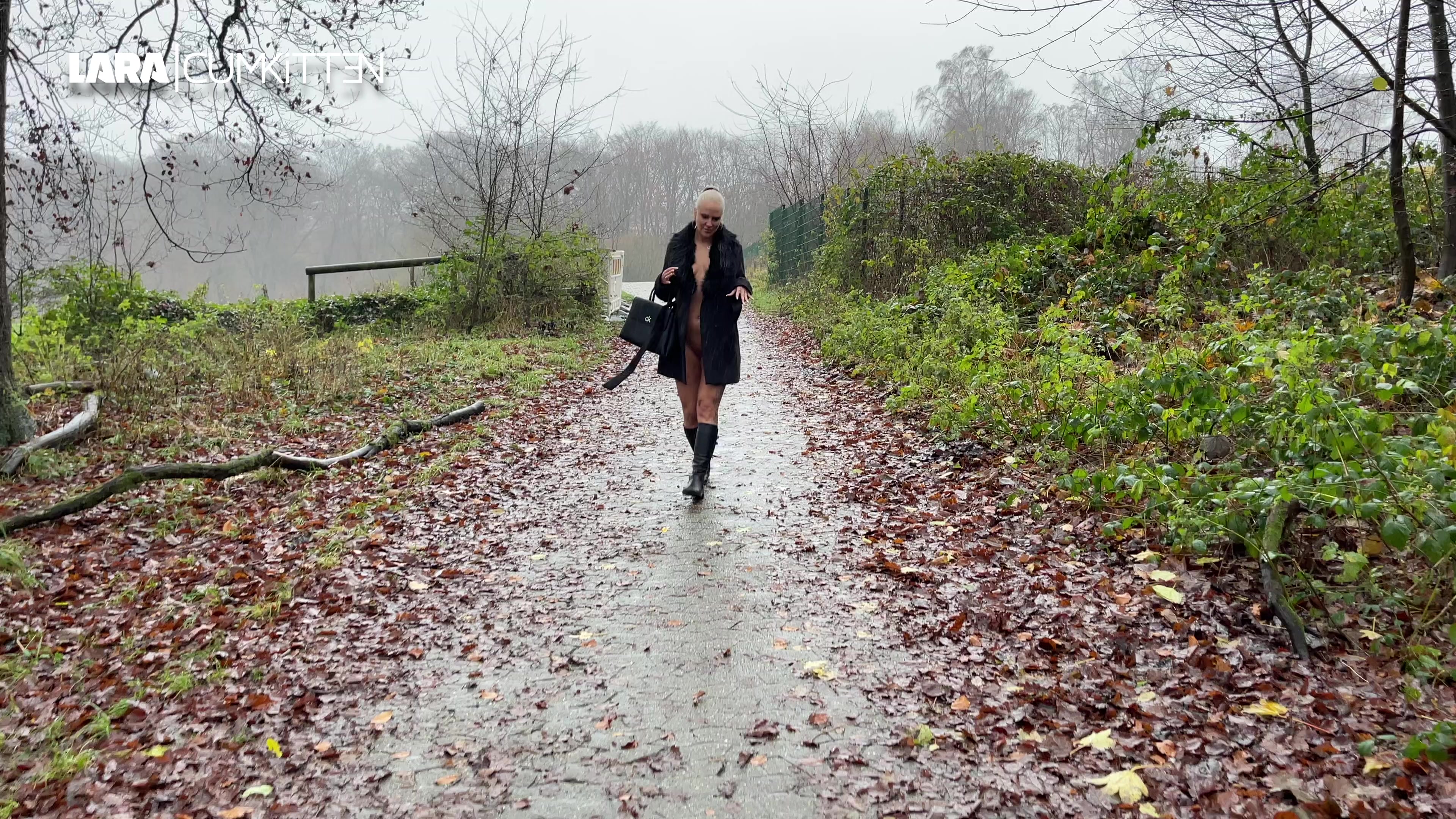 Ich bin auf dem Heimweg von der Arbeit. Es regnet in Strömen. Ich nehme wie immer die Abkürzung durch den Park. Gerne öffne ich für den einen oder anderen Mann da schon mal meinen Mantel unter dem ich splitternackt bin. Diesmal geht es noch ein bisschen weiter, denn ich muss extrem dringend pissen und der Regen treibt es noch an. Mein Anal Plug macht ihn auch ganz heiß. Ich knie mich auf den Weg und pisse doggy total extrem ab. Wow ist das viel. Möchtest du mir auch nach der Arbeit im Park begegnen und meine geile Pissfotze lecken?
