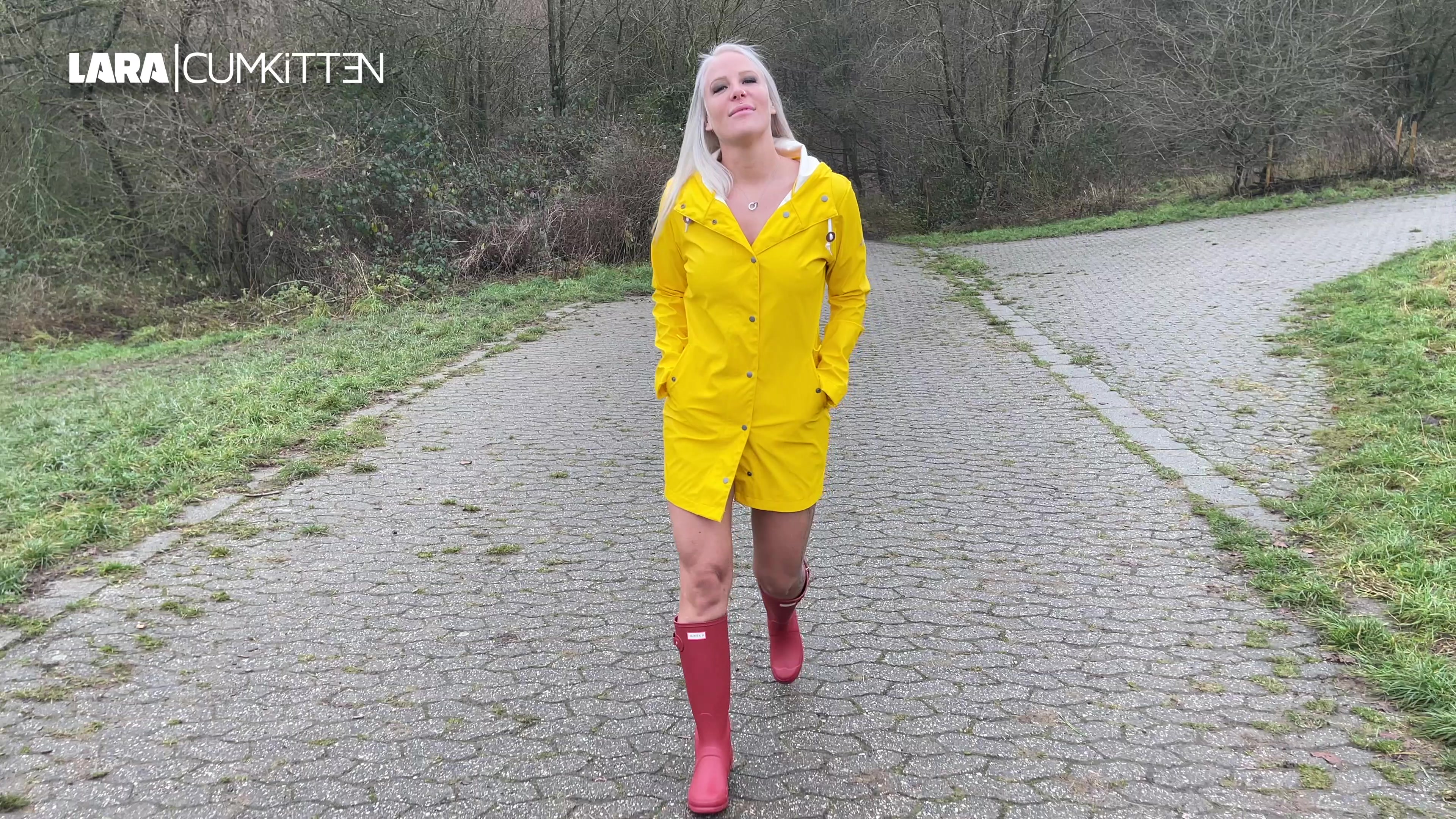 Stehst du darauf, Girls mit Gummistiefeln zu beobachten? Splitternackt, nur bekleidet mit einer gelben Regenjacke und sexy roten Gummistiefeln suche ich mir eine riesige Pfütze zum spielen. Und du darfst mich begleiten. Nach einem kurzen Walk gehe ich ins Wasser, springe und plantsche darin herum, bis ich pissen muss. Ich spreize die Beine und pisse geil in der Pfütze ab. Ich stehe schon bis Oberkante Stiefelschaft im Wasser und es wird immer tiefer… ohje, es läuft oben in die Stiefel rein… Alles ist ganz nass. Als ich aus der Pfütze heraus steige und meine engen Gummistiefel entleere, siehst du was da alles heraus fließt. Würdest du auch gerne mal so einen Spaziergang mit mir machen?