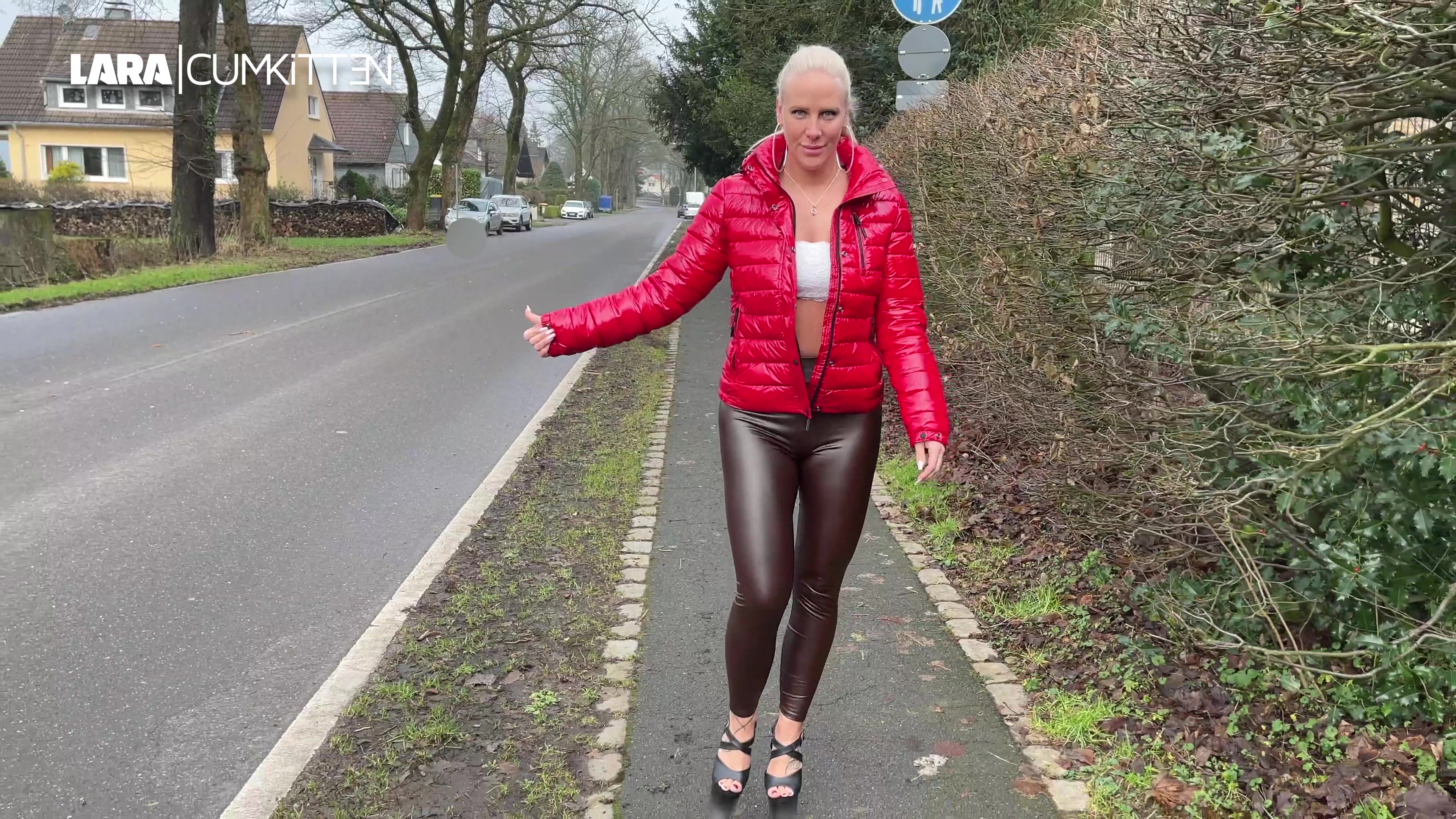 Daumen raus, Schwanz rein - FICK MICH in Leggings und Daunenjacke WOW, was für ein geiles, glänzendes Outfit. Wer will mich darin ficken? In sexy Leggings, Daunenjacke und Heels pose ich am Straßenrand, halte meinen Daumen raus und ich muss nicht lange warten bis jemand anhält. Billig und willig zeige ich ihm sofort meine Titten am Auto, denn ich will geil gefickt werden. Er schleppt mich zu sich nach Hause ab. Dort gebe ich richtig Gas und pose so geil für ihn dass er sofort einen stehen hat. Ich blase seinen Fickprügel und zeige mich provokant auf dem Sofa. Er reißt mir die Leggings im Schritt auf und knallt mich geil doggy durch das Loch in der Leggings. Natürlich lasse ich auch die sexy glänzende Jacke die ganze Zeit an. OMG wie geil, mein erster Fick in einer glänzenden Daunenjacke! Nach einem Stellungswechsel muss er schon abspritzen und ich lege mich sexy in Position, damit er mich vollspritzen kann. Wow, er spritzt mir quer über den Leggings Arsch und auf die Daunenjacke. Hättest du mich auch mitgenommen um es mir so geil zu besor