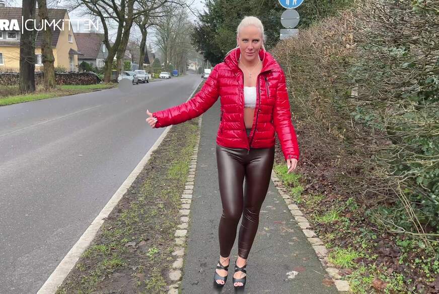 Daumen raus, S*****z rein - F**k MICH in Leggings und Daunenjacke von Lara-CumKitten pic3