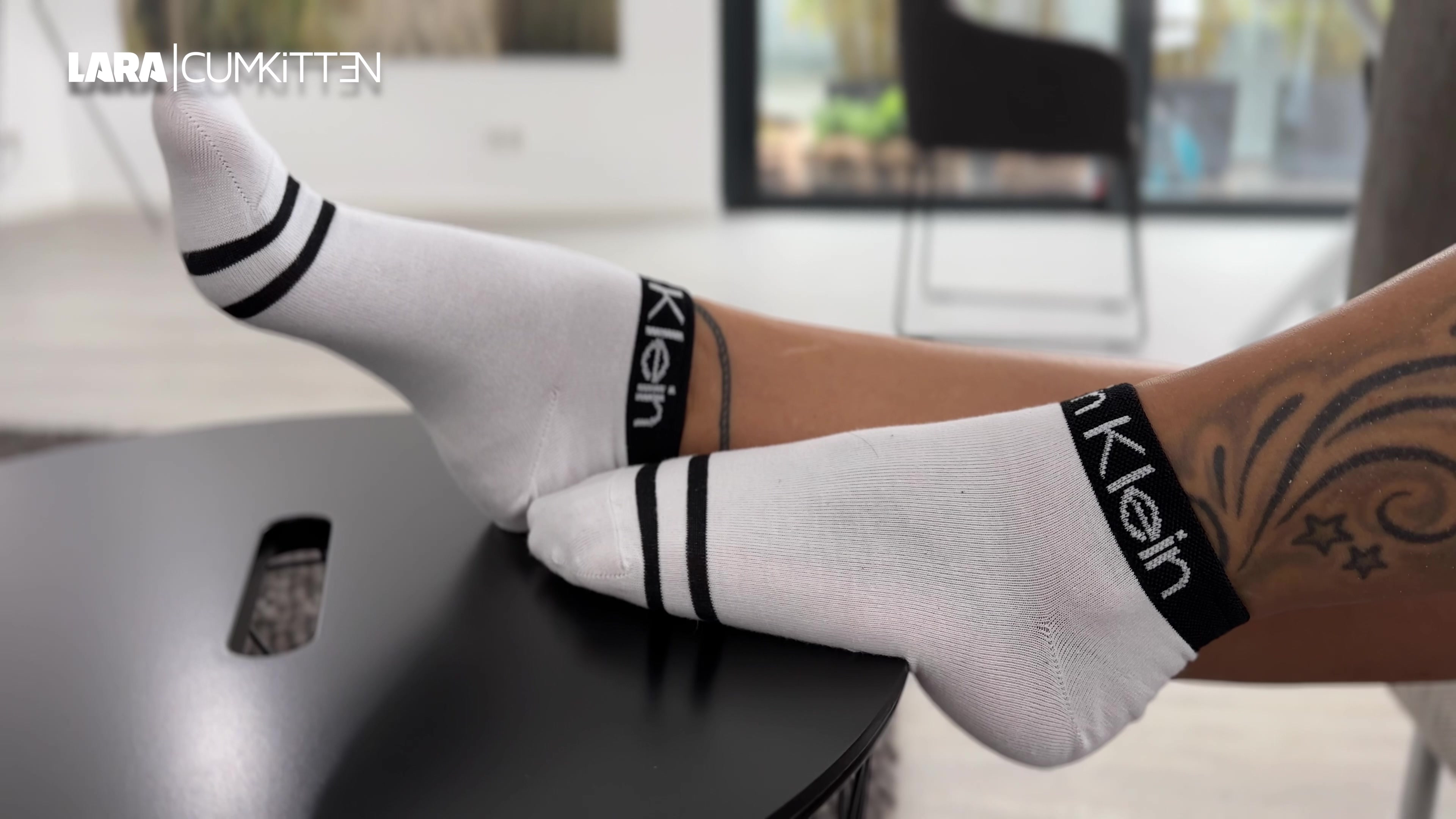 Ich sitze auf der Couch und lese ein Buch. Dabei bemerke ich, wie er mir die ganze Zeit auf meine Füße schaut. Schließlich outet er sich und sagt mir wie sehr er auf meine Füße steht und dass er auch meine Sneaker Söckchen so süß findet. Er hat bereits einen Ständer und ich fange an ihn mit meinen Socken zu bearbeiten. Das macht ihn richtig geil, als ich ihm einen Sneaker Socken Footjob verpasse. Dann ziehe ich sie aus und wichse seinen Fickprügel weiter mit meinen kleinen Füßen, kraule seine Eier mit meinen Zehen und zeige ihm immer wieder meine zarten Fußsohlen und meinen Fußrücken und lutsche und lecke an meinem großen Zeh. Kurz bevor er kommt, halte ich ihm meine Füße hin und er spritzt mir geil auf meine beiden Füßchen. Dann verteile ich das Sperma geil auf meinen Füßen. Würdest du sowas auch gern mit mir machen?