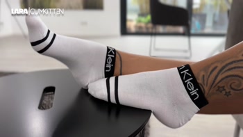 Sexy FOOTJOB mit C*****t - Barfuss und in Sneaker Söckchen