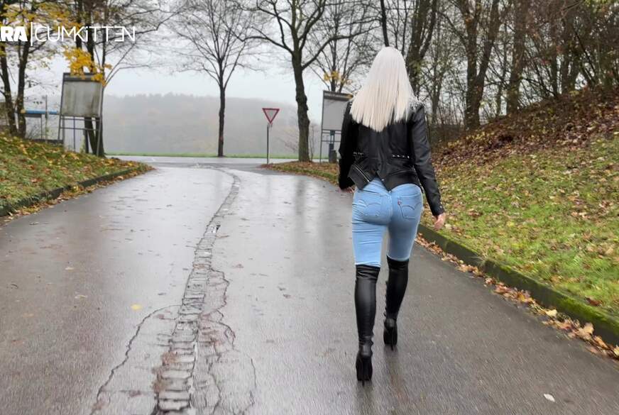 PUBLIC - Jeans und Stiefel in der Öffentlichkeit V*********t von Lara-CumKitten pic1