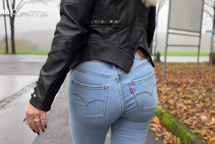 PUBLIC - Jeans und Stiefel in der Öffentlichkeit V*********t von Lara-CumKitten pic2