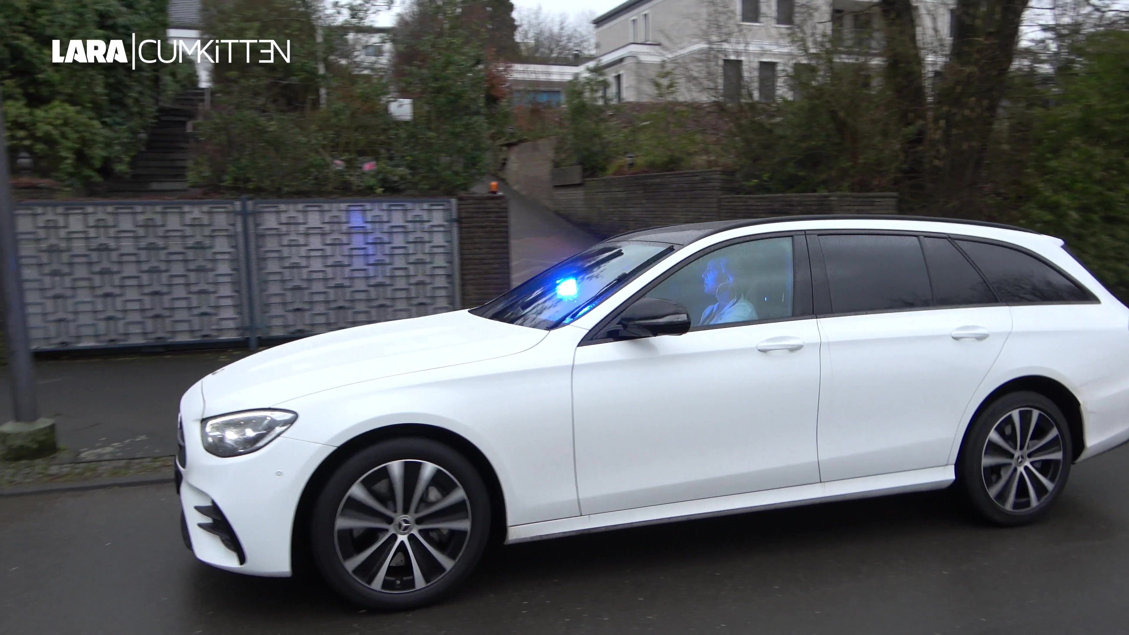 Wenn mein Notfall Telefon klingelt, fahre ich aufgestrapst zum Einsatzort. Mit Blaulicht und Martinshorn eile ich zu meinem Patienten. OMG ich bin so geil darauf was mich jetzt wohl erwartet. Bereits draussen am Auto wandern die Hände schon in den Schritt. Schnell noch meinen Lippenstift nachziehen und dann gehts direkt zu meinem Privatpatienten. OMG! Stangenfieber! Ein schwerer Fall. Der Prügel steht seit Tagen schon. Aber mit meiner geilen Therapie bekomme ich das wieder in den Griff. Schau dir das Video vom Einsatzort an und genieße meinen Handjob und Blowjob. Ich lasse mich doggy und im liegen ficken bis ich einen krassen Orgasmus bekomme. Ich treibe meinem Patienten die kochende Sacksahne nach oben, bis er mir alles ins Gesicht spritzt. Wow ist das geil! Schnell fertig machen und zum nächsten Notfall Einsatz… Rufst du mich auch mal an?