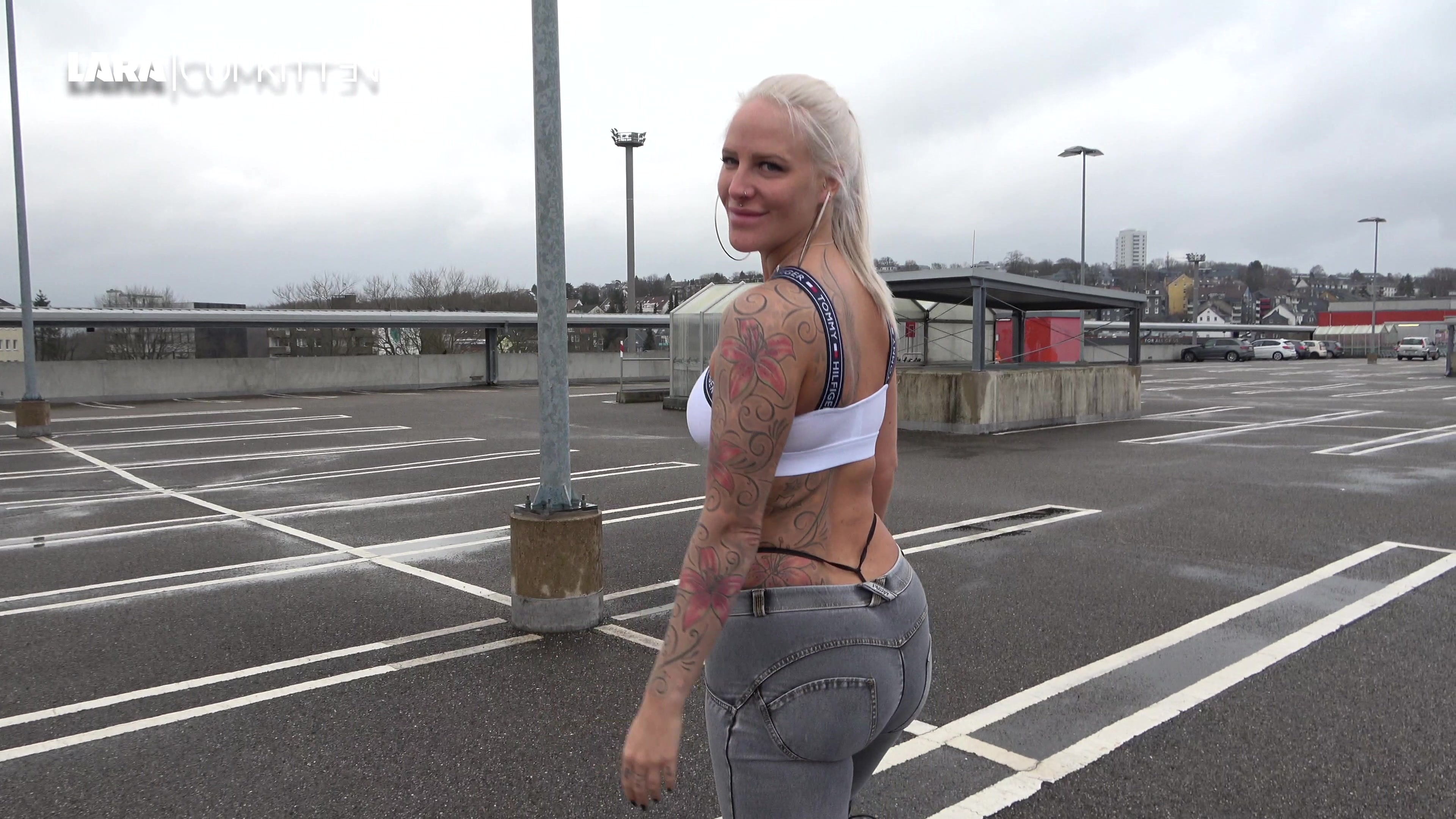 Praller JEANS FICK - Doggy ins Jeans FICKLOCH Ich bin unterwegs beim einkaufen. Ich trage ein knappes Top, eine Freddy Jeans und Overknee Fickstiefel. Mein pervers knapper Micro String ragt hinten hoch aus meiner Jeans heraus. Da wundert es mich nicht, dass ich in der Öffentlichkeit angesprochen werde, denn bei dem Anblick wird echt jeder geil. Ich pose geil vor ihm, ziehe mir public mein Top hoch und meine Jeans runter, damit er den Micro String in voller Pracht sieht. Als ich merke, dass er wegen mir schon einen harten Ständer hat, schleppe ich ihn mit zu mir nach Hause ab. Ohne viel bla bla fällt er über mich her. Er reißt mir die Jeans im Schritt auf und bumst mich geil in der angezogenen Jeans doggy durch. Ich ziehe mir die Jeans ein Stück runter, damit er meinen prallen Bubble Butt komplett sehen kann. Er zieht mir den Micro String auf Seite und fickt mich weiter geil doggy durch. Schließlich bettel ich ihn an, dass er mir alles geil in die Fresse spritzen soll. OMG was für ein geiler Abspritzer. Er spritzt mir alles