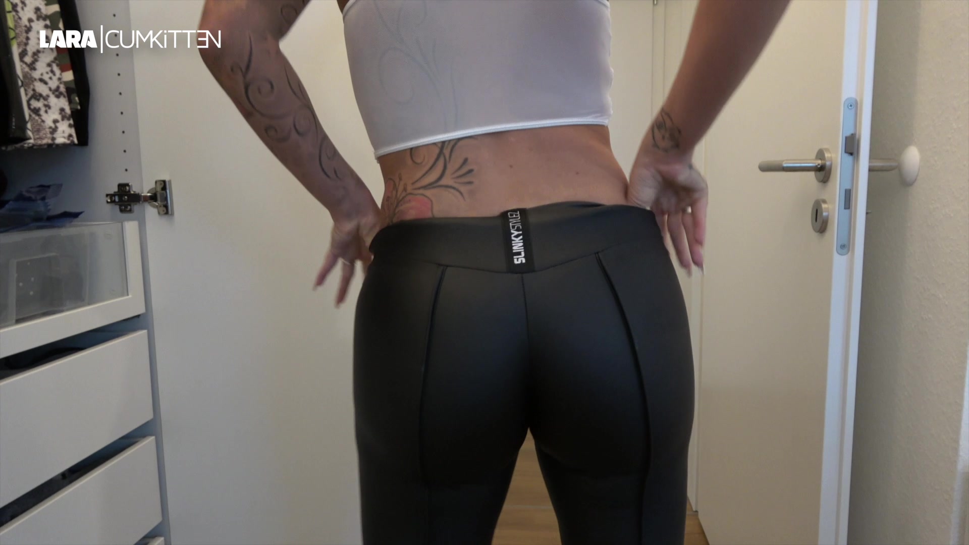 Ich mache mich gerade fertig weil ich mich mit meinem Freund treffen will. Ich bin splitternackt und will mir gerade ein geiles Leggings Outfit mit Heels heraussuchen, da beobachtet mich mein Mitbewohner einfach dreist. Er ist so geil auf mich und hat schon seine Latte in der Hand. Ich provoziere, pose, teasere und reize ihn mit meiner engen Leggings. Aber erstmal will ich baden. Er folgt mir ins Bad, wo ich wieder komplett nackt vor ihm stehe. Er wixxt seinen harten Schawanz vor meinem Gesicht und ich kann einfach nicht anders: Ich blase ihn geil und ficke mit ihm fremd obwohl ich gleich ein Date mit meinem Freund hab. Er knallt mich doggy im Bad weg und danach ziehe ich mir eine andere Leggings an weil ja jeden Moment mein Freund kommt. Im Wohnzimmer teasere ich meinen Mitbewohner weiter an und lasse mich mit halb herunter gezogener Leggings durchficken. Dann nagelt er mich in Heels auf dem Sessel durch bis ich zum Orgasmus komme. Ich bettel ihn an mir ins Gesicht zu spritzen und str
