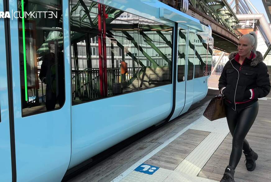 F**kDATE Public in der Schwebebahn klar gemacht - Für nen F****l nehm ich JEDEN mit nach Hause von Lara-CumKitten pic3