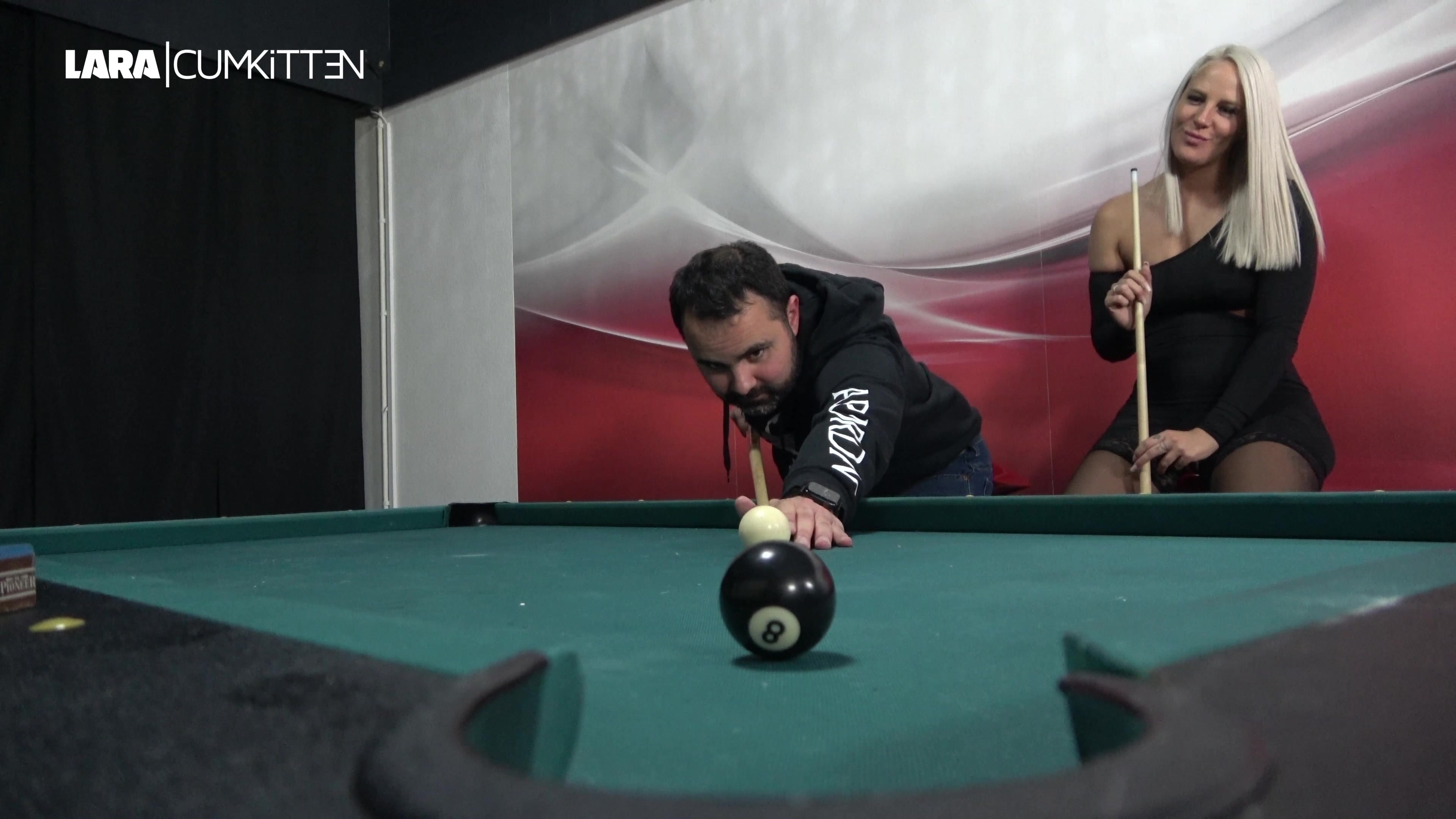Wettschulden sind Ehrenschulden oder wie war das...? Naja, ich hab am Wochenende mit meinem besten Freund Billard gespielt und natürlich verloren. Tja, jetzt darf er 10 Minuten mit mir machen was er will. Zu dumm nur, dass er Single ist und ewig nicht zum Schuss kam. Aber ich stehe zu meinem Wort und lasse mich gern durchficken. Erst ein geiler Blowjob mit Deepthroat und danach knallt er mich doggy am Billardtisch. Natürlich habe ich nichts unter meinem Minikleid an. Meine High Heels und die Nylons machen ihn richtig heiß. Er legt mich auf dem Tisch flach und knallt mich geil durch, knetet meine Titten und bekommt gar nicht genug. Doch volle 10 Minuten schafft er nicht, denn plötzlich zieht er das Gummi ab, fickt mich kurz weiter und spritzt dann alles in mich rein. OMG... das tropft das Sperma aus meiner Fotze. Willst du auch mal mit mir Billard spielen...? ;)
