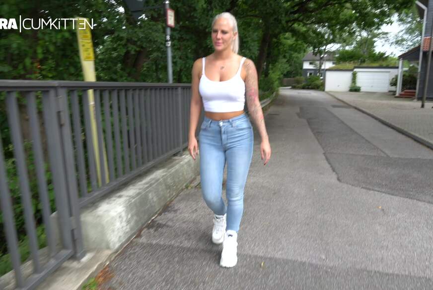 Public JEANS P**s - Total durchnässt auf der Straße von Lara-CumKitten pic3