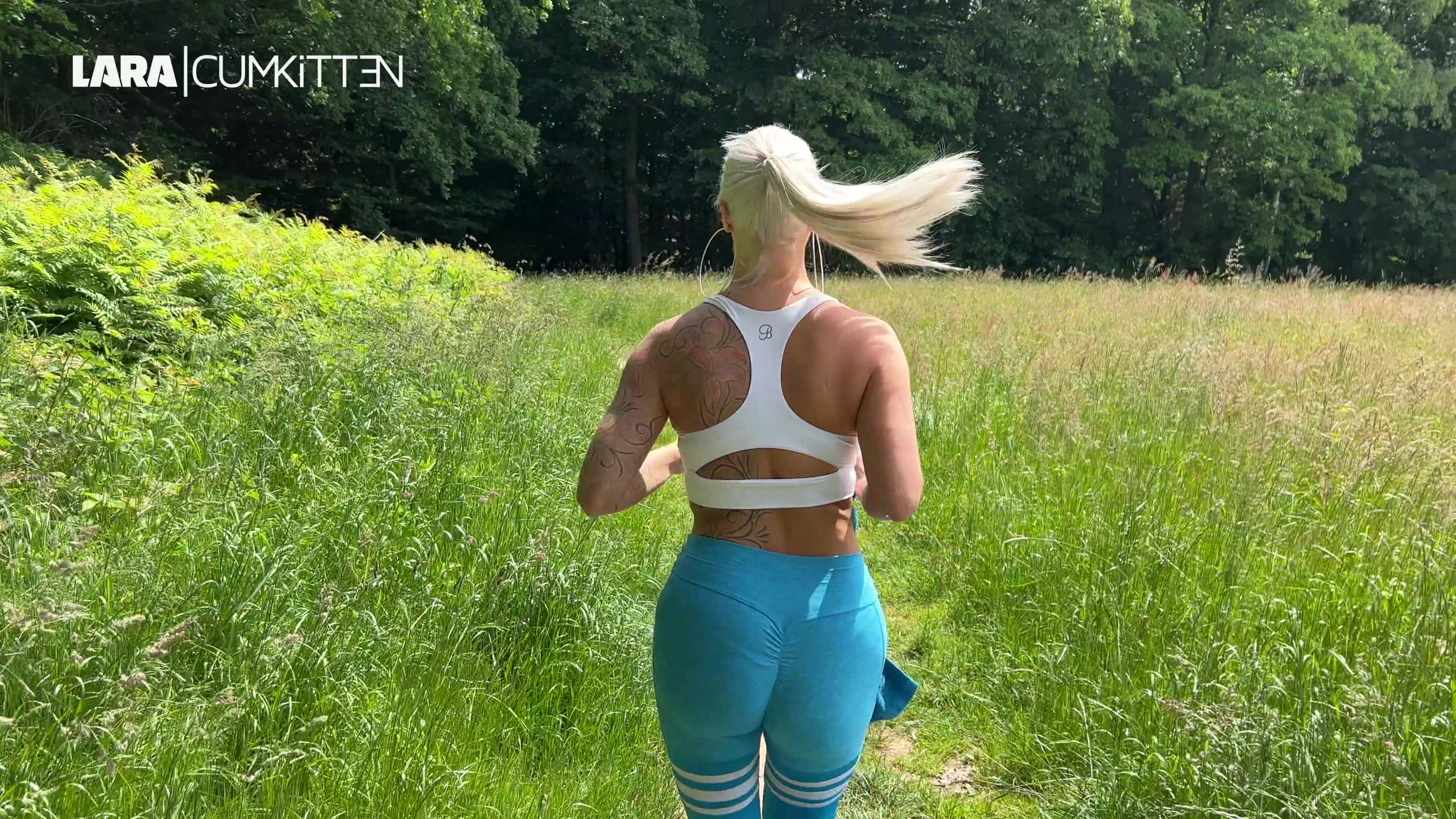 Ich habe heute das schöne Wetter genutzt um eine Rund im Wald laufen zu gehen. Sport treiben macht mich immer ziemlich geil - vor allem mit einem Anal Plug im Arsch - und so muss ich eine kurze Pause einlegen um selbst bei mir Hand anzulegen. Unkonzentriert vor Geilheit knalle ich an der nächsten Kreuzung mit einem andern Jogger zusammen. OMG das ist die Gelegenheit. Ich überrede ihn mit mir gemeinsam \