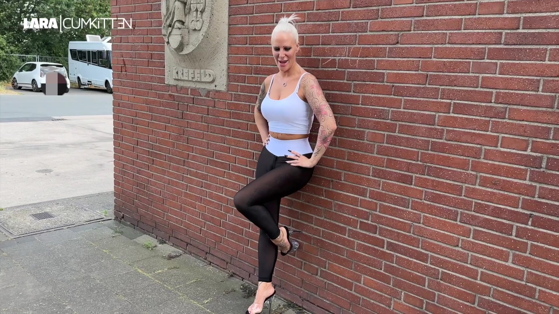 Oh wow, das ist jetzt echt mal richtig geil! Ich habe einen geilen neuen Rastplatz gefunden um auf Männerjagd zu gehen. An der A57 bei Krefeld wurde ich dann angesprochen. Ich trage High Heels und eine extrem krasse neue transparente Leggings mit Reißverschluss im Schritt. Sieht fast so durchsichtig aus wie eine Nylon Strumpfhose. Ist aber eine Leggings. Wir kommen direkt zur Sache und gehen in mein neues Fickmobil. Nach einem geilen Blowjob öffne ich meine Leggings im Schritt und er knallt mich doggy durch den Schlitz. Schau mal wie geil mein Arsch darin aussieht... Danach gehts aufs Bett wo er mich im Liegen durch hämmert. Jetzt will ich all seine Ficksahne haben. Er wichst kurz während ich bettelnd vor ihm knie und dann spritzt er mir eine fette Sperma Ladung voll in meine Fresse! Na hat sich das nicht gelohnt?