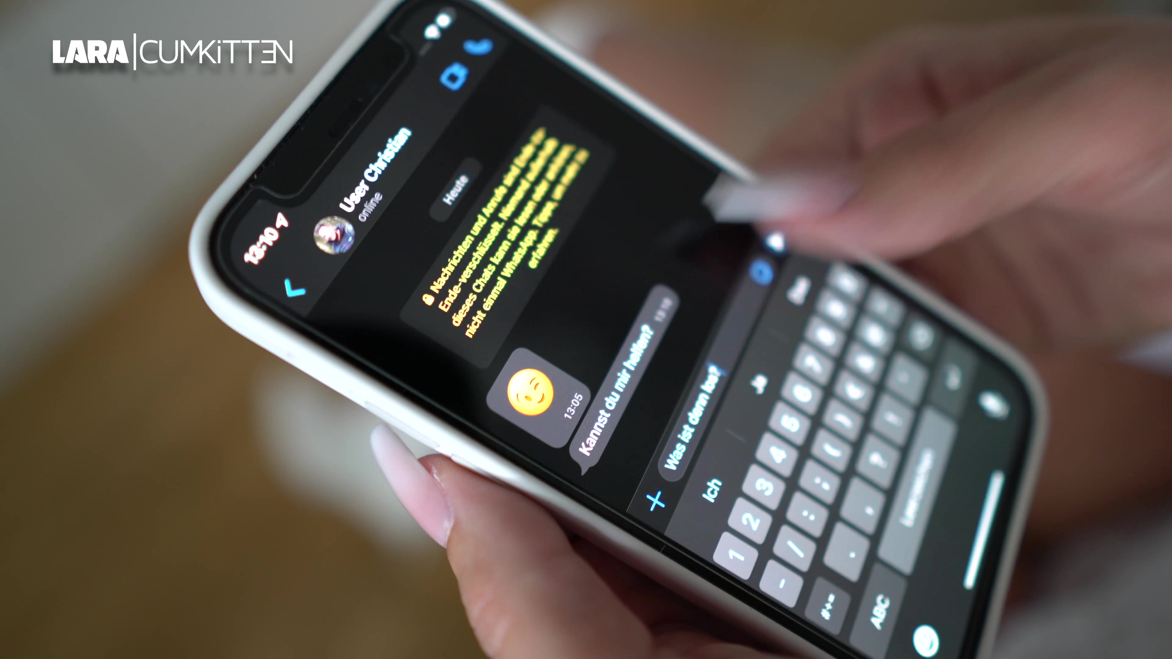 Ich habe eine Hilfe-Nachricht von einem Fan bekommen, dass er Stangenfieber hat. Er hat einfach eine Dauererektion, die nicht mehr weg geht. Nach einem Blowjob Test steht die Diagnose eindeutig fest: Stangenfieber. Ich habe ein neues Special-Tool, mit dem ich das schnell in den Griff bekomme. Es fickt und saugt gleichzeitig. Ich stecke es auf seinen harten Schwanz und wichse ihn damit geil ab. Wow das sieht echt krass aus. Da das Tool trasparent ist, sieht man genau was darin gerade abgeht. Das macht mich bei der Durchführung der Therapie selbst verdammt geil. Ich masturbiere seinen Schwanz heftig mit beiden Händen gleichzeitig und lasse mich zum Abschluss noch selbst kurz durchficken. Es braucht auch nicht viel Zeit bis ich zum Orgasmus komme. Er wixxt all seine warme Ficksoße aus sich heraus und es spritzt in meine Fresse und mein Fickmaul. Ich spiele mit seinem Sperma und schlucke es danach alles geil runter. Damit ist die Behandlung erfolgreich abgeschossen. Er ist geheilt. Hast