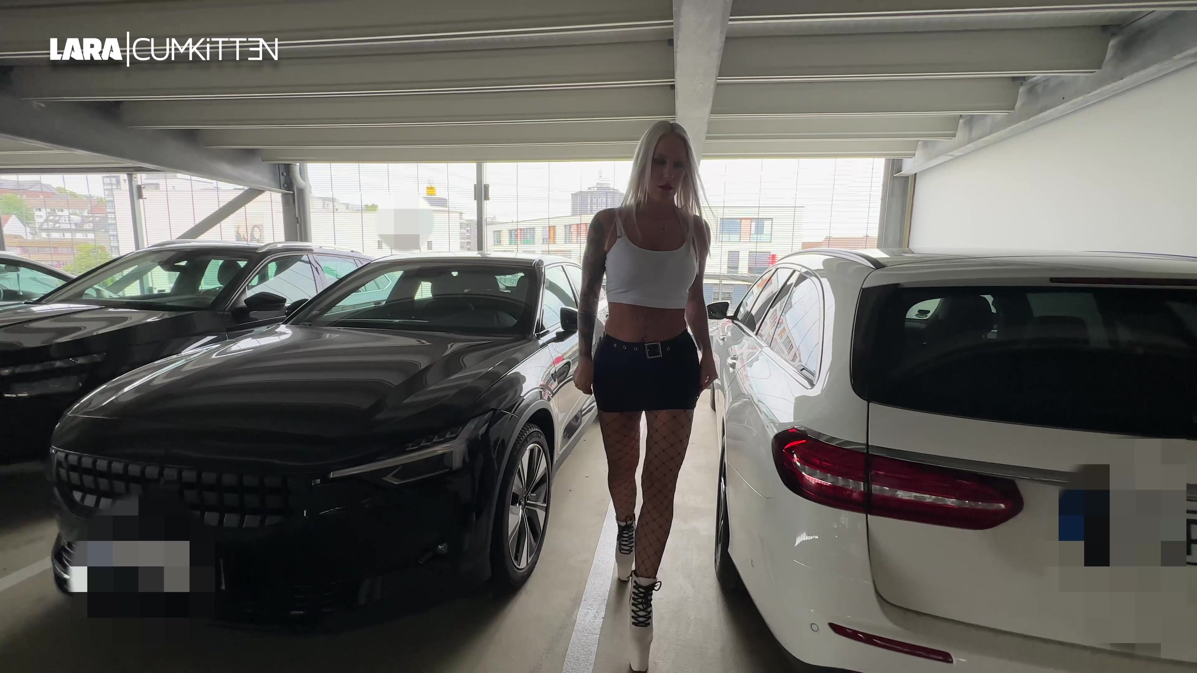 WOW - was für ein geiler Fick. Ich stelle mich billig nur mit einem knappen Minirock ohne Slip, Netzstrumpfhose, High Heels, nem knappen Top und knallroten Lippen ins Treppenhaus vom Parkhaus. Hin und wieder kommt einer vorbei. Ich spreche einen Typen an und kriege ihn rum. Ich pose für ihn und zeige alles von mir. Sein Schwanz steht sofort. Ich blase ihm geil seinen harten Fickprügel und bitte ihn, mich zu ficken. Ich ziehe meinen Minirock hoch und er knallt mich blank im stehen doggy an der Wand. Oh das fühlt sich so geil an! Ich lege mich oben vor die Treppen auf den Boden und er fickt mich einfach public im Parkhaus weg, während ich auf dem schmutzigen Boden liege. So krass... es könnte theoretisch jeden Moment jemand durchs Treppenhaus gehen und uns erwischen. Aber wir können nicht anders und treiben es wild bis er kommt. Er spritzt mir alles ins Gesicht! OMG wie geil er abgespritzt hat. Vollgewichst stelle ich mich wieder fickwillig an die Wand und warte auf den Nächsten.