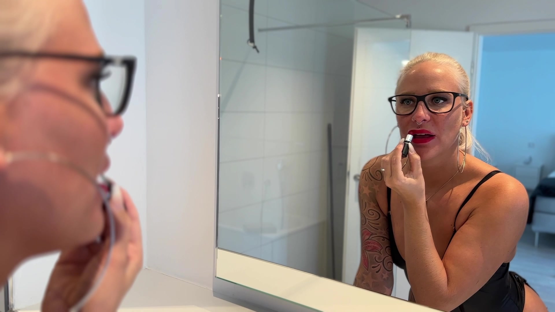 Aufgestrapst in Fickstiefeln stehe ich im Bad und mache mich fertig. Mein Nachbar war so nett und hat ein Paket für mich angenommen. Meine Tür steht offen als er es mir vorbei bringt. Als er mich halb nackt in Strapsen und Stiefeln sieht, ist er erst total sprachlos. In dem Paket ist ein sexy Micro String. Er soll mein Outfit komplettieren. Ich führe es ihm vor, pose geil und genieße den Anblick wie seine Hose anschwillt. Gott sei Dank kommt mein Mann erst später nach Hause. Ich packe sein bestes Stück aus und wichse ihn genüsslich. Dann nimmt er mich und knallt mich doggy auf dem Badewannenrand. Wow was für geile Perspektiven. Das sieht echt richtig mega heiß aus oder? Ich lege mich aufs Bett und lasse mich richtig geil von ihm durchnageln. Ich genieße jeden Stoß und lasse mich heftig in der super doggy Position ficken bis ich zum Orgasmus komme. Ich bettel ihn an, dass er mir alles auf die Brille spritzen soll. OMG was für eine Gesichtsbesamung!! Echt irre wie es aus ihm 