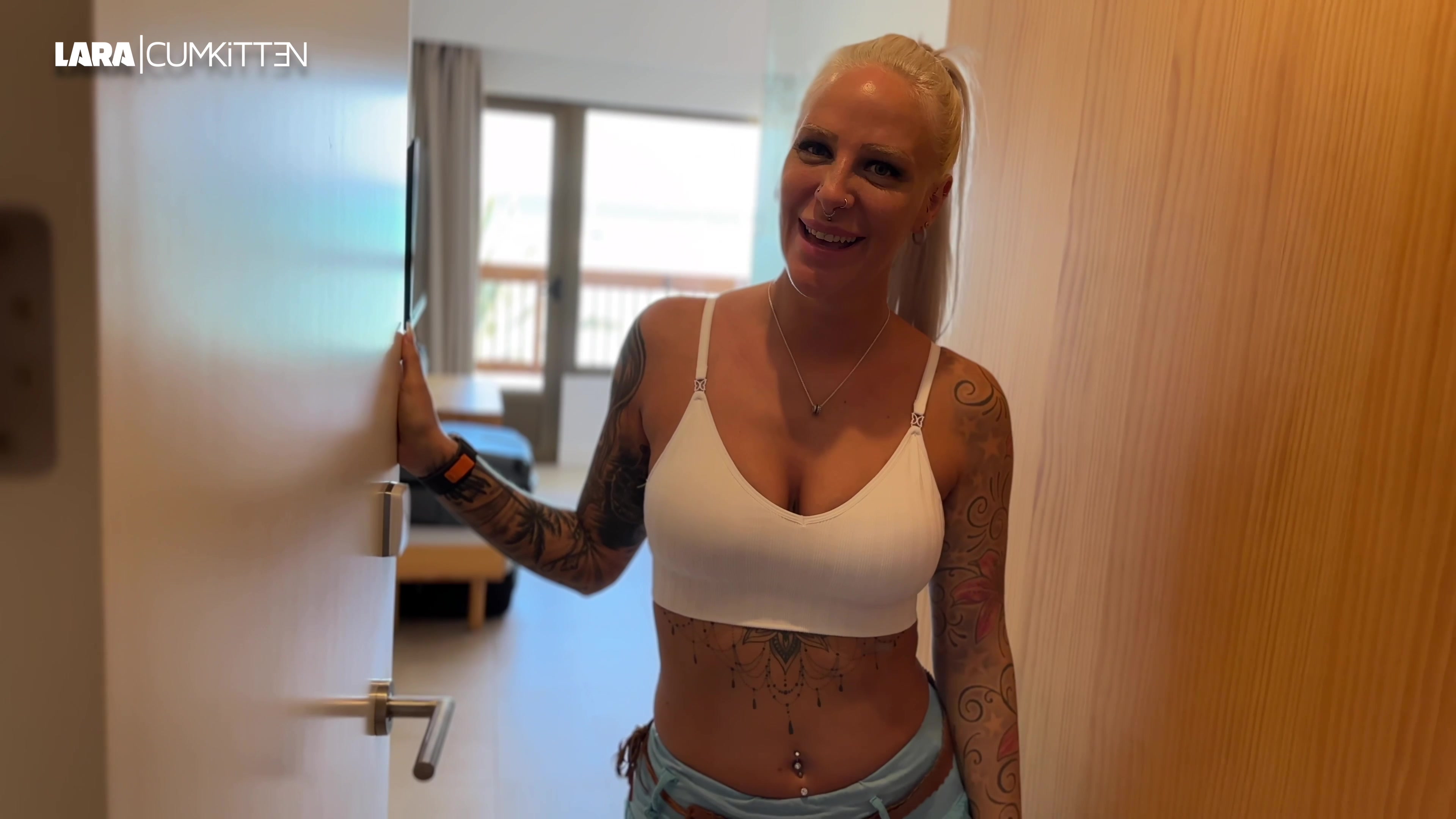 Ich mache Urlaub auf Mallorca und habe mein Hotel direkt in der ersten Reihe vor der Partymeile am Ballermann. Beim Feiern habe ich einen netten Typen kennengelernt. Er besucht mich spontan in meinem Hotelzimmer. Wir genießen die geile Aussicht auf meinem Balkon. Er genießt vor allem die geile Aussicht unter meinem Minirock unter dem ich kein Höschen trage. Ohne zu zögern fasst er meinen prallen Fickarsch an. Das macht mich so geil, dass ich seinen harten Ständer auspacke und blase. Während er mein Röckchen hochzieht und mich doggy durchfickt, laufen direkt vor uns an der Playa viele Menschen vorbei. Eine Gruppe von Typen feiert das voll ab und rufen uns zu, während er mich einfach weiter knallt. Zum Finale spreize ich für ihn die Beine auf dem Bett und er nagelt mich geil zum Orgasmus. Ich flehe ihn an mir alles ins Maul zu spritzen. Wow, was für ein Abspritzer quer über meine Fresse und der Rest in meinen Mund. Nach dem geilen Spermaspiel schlucke ich alles gierig weg. Hä