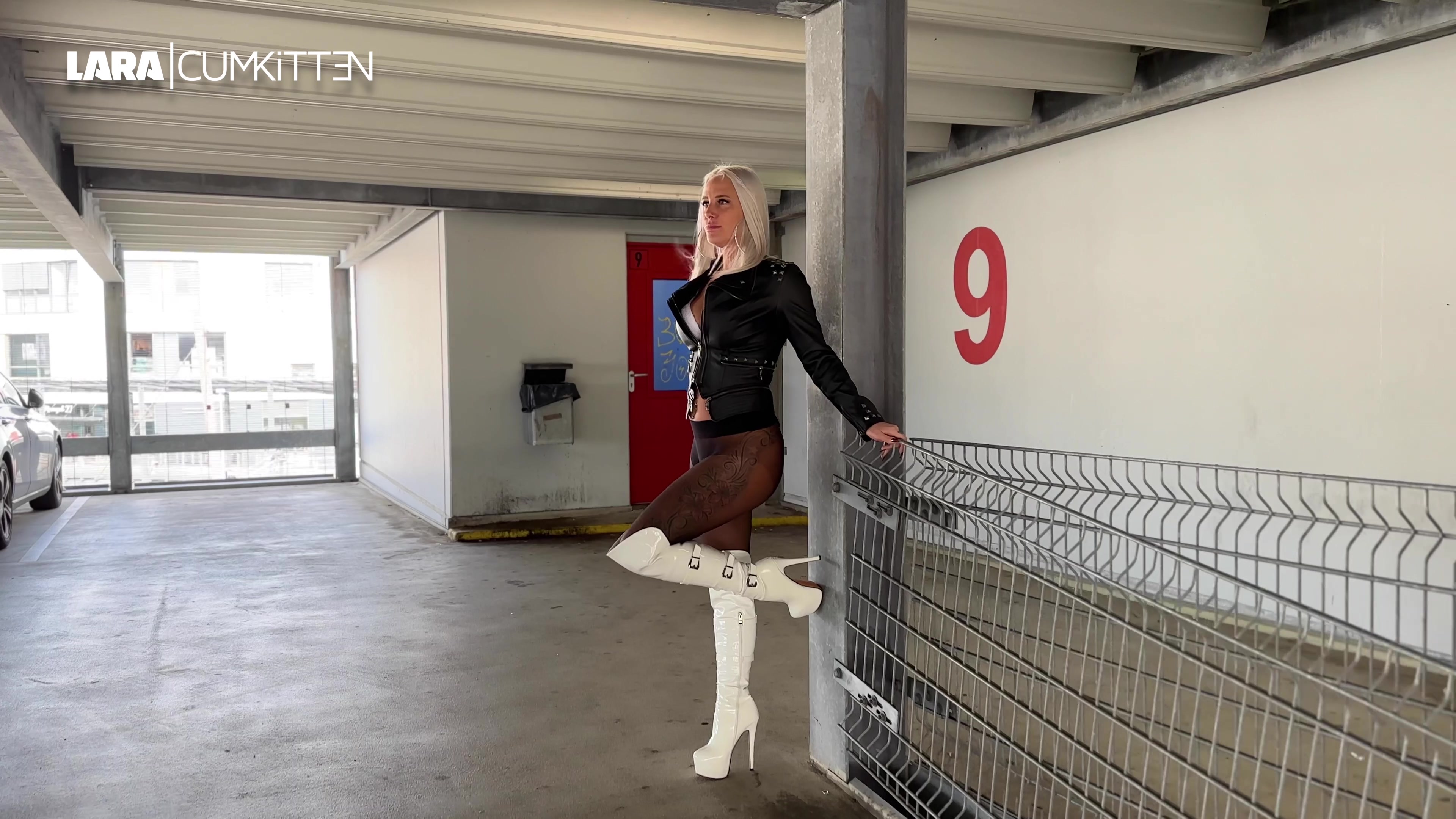 Auf der Suche nach dem nächsten geilen Fick, warte ich gern im Parkhaus auf jemanden, der Lust hat mich ordentlich zu benutzen. Mein Outfit heute ist ungewöhnlich und echt krass geil: Ich trage anstatt einer Leggings eine schwarze durchsichtige Nylonstrumpfhose und dazu glänzende weiße Fickstiefel. Ansonsten nur BH und eine sexy Lederjacke. Das haut den Kerl mit dem weißen Auto fast aus den Socken und hält direkt neben mir an. Wir werden uns einig und ich steige zu ihm ein. Wir fahren an eine Stelle wo wir es ungestört miteinander machen können. Ich teaser ihn heftig an und blase seinen geilen Schwanz. Als ich provokant mit herausgestrecktem Arsch an seinem Auto lehne, reißt er mir die Nylon im Schritt auf und fickt mich doggy im Stehen am Auto durch. Danach ziehe ich meine Jacke und BH aus und lege mich auf die Rücksitzbank wo er mich Missionar durchnagelt. Schließlich knallt er mich noch weiter in seinem Auto durch und verpasst mir eine echt krasse Gesichtsbesamung. Wow, d