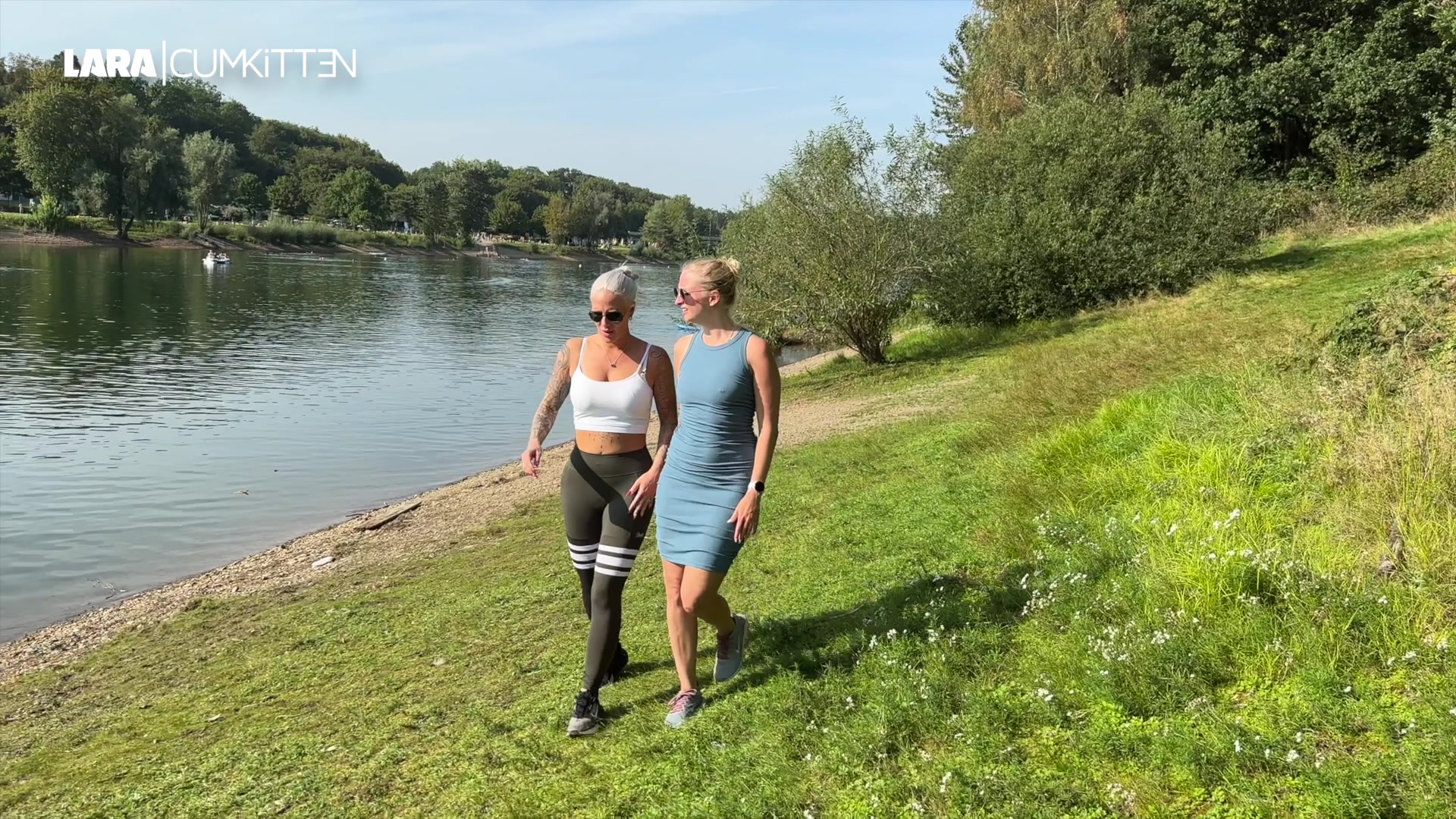 Meine Freundin Tara Fun und ich genießen die letzten warmen Tage am See. Als wir ankommen müssen wir beide erstmal pissen. Tara hat es leichter, sie zieht einfach ihr Kleid hoch und fängt sofort an loszupissen. Ich muss erst meine Leggings runter ziehen und auch ich pisse danach geil ab. Schau mal wie schön klar und gut durchgespült unser NS ist. Wäre sicher lecker gewesen. Was für eine Verschwendung eigentlich... Ob uns jemand von den Leuten gesehen hat? Würdest du uns sauber lecken wenn du uns erwischt hättest...?