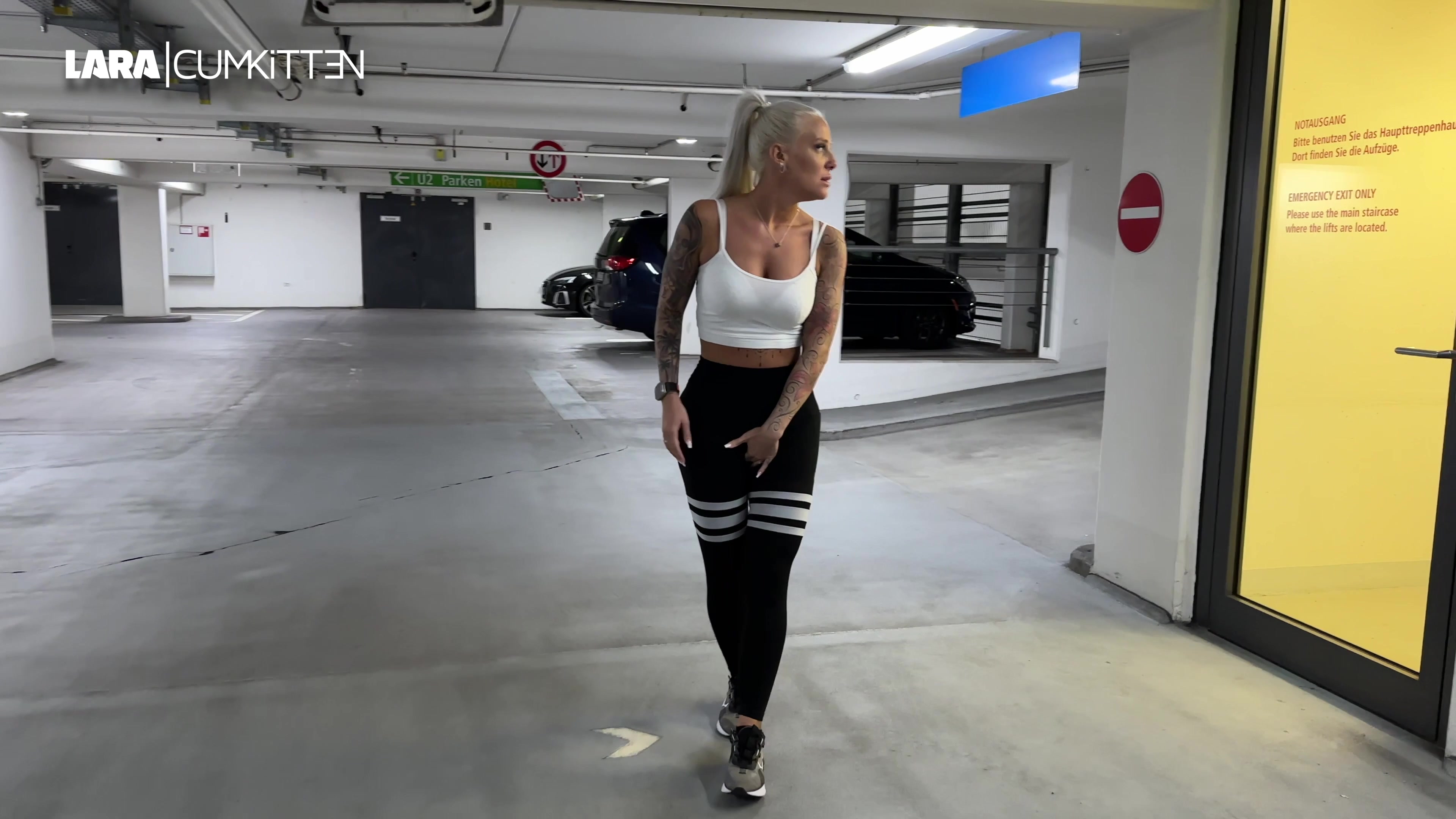 OMG FUCK... wo ist die Toilette??? Super spontan und echt passiert. Nicht gespielt. Ich irre durch das Parkhaus, durchkreuze Flure, Türen, und muss mir immer wieder die Beine verkneifen, dass ich mir nicht in die Hose pisse. Es ist so dringend!!! Mir kommt auch noch ein Auto entgegen... super und jetzt platzt meine Blase. Ich hocke mich einfach hin und pisse los. Alles läuft runter in die untere Park-Ebene. Ups, hab ich da noch Reste von Toilettenpapier an der Muschi? Ja so ist das wenn man spontan, real die Kamera drauf hält. Das war echt krass. Ob mich die Überwachungskameras erwischt haben...?