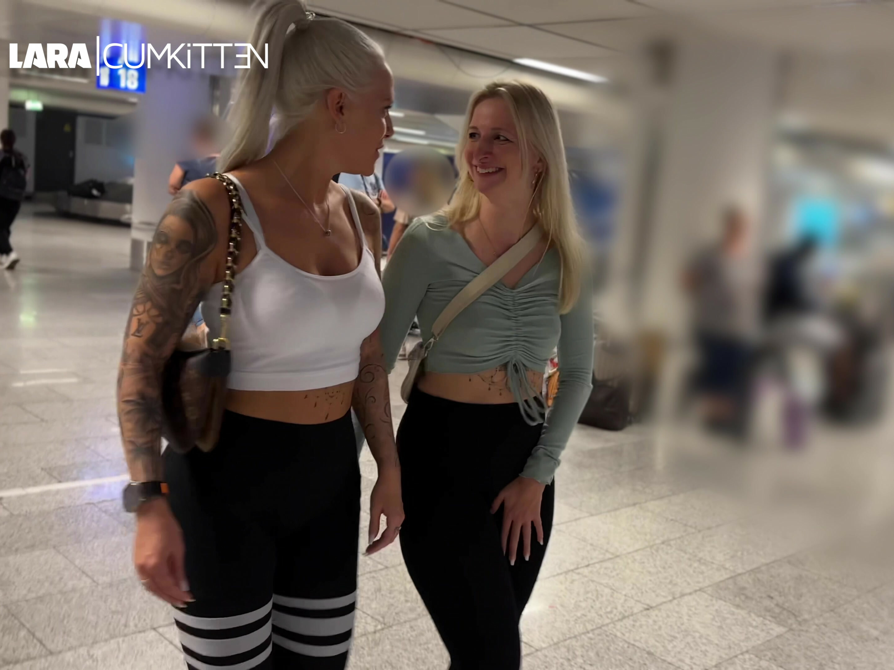 OMG was für eine riskante Aktion. Unsere Blasen platzen fast. Wir müssen soo dringend. Erst sitzen wir im Airport Shuttle fest, dann irren wir durch den ganzen Flughafen. Wir können es kaum noch halten... Verdammt, auch noch voll viel Polizei Präsenz. Menschenmassen. Nirgendwo können wir abpissen! Da: Ein Ausweg, durch den grünen Zoll Ausgang. Dahinter - schon wieder Menschenmassen. Doch dann finden wir den Weg in eine Tiefgarage. Ein freier Parkplatz. Dort lehnen wir uns kniend an die Wand, ziehen unsere Leggings runter, präsentieren unsere nackten Fotzen und pissen heftig ab. Endlich geschafft. Nun können wir entspannt zum Check-In. Hättest du uns gern erwischt...?